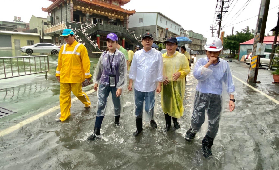 民進黨高雄市議員高閔琳（左2）陪同市長陳其邁（中）前往淹水的地區視察情況。（翻攝自臉書高閔琳高雄市議員）