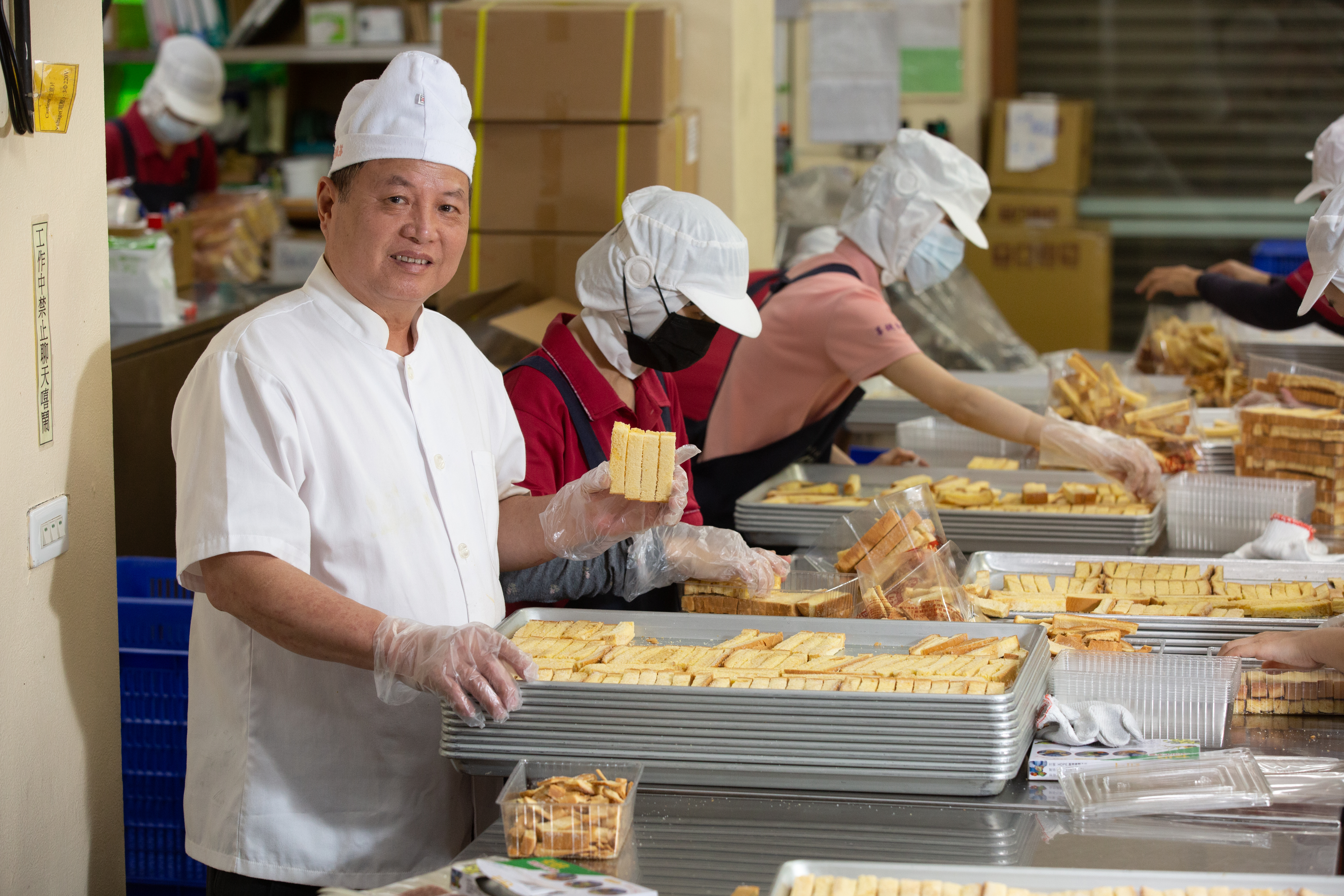 劉進立將吐司邊再製成奶油酥條，意外爆紅，成為花蓮排隊美食。