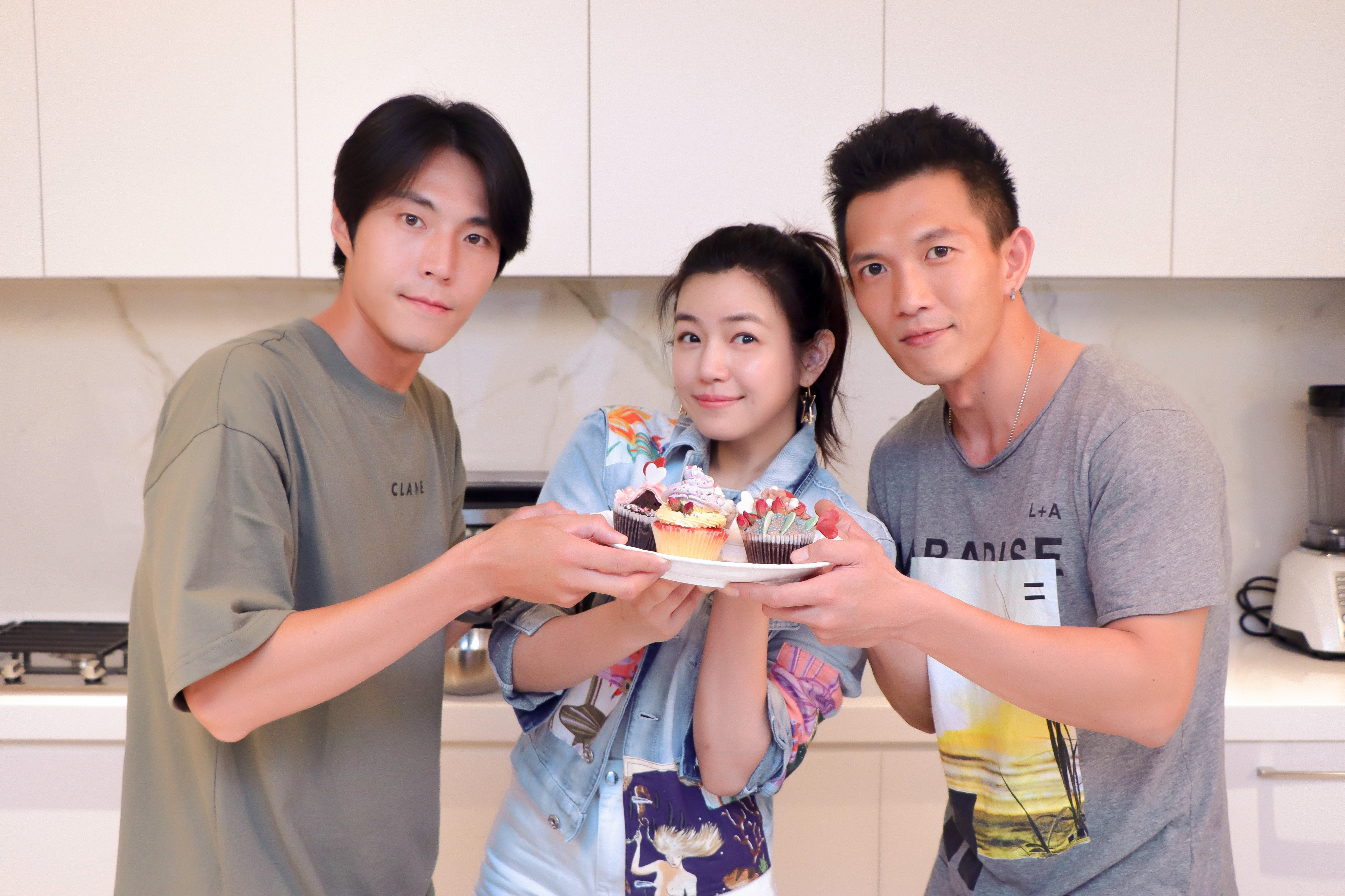 陳妍希（中）特地做蛋糕送給兒子小星星，黃尚禾（右）做出來的蛋糕則被笑「大叔的愛」。（祖與占影像製作提供）