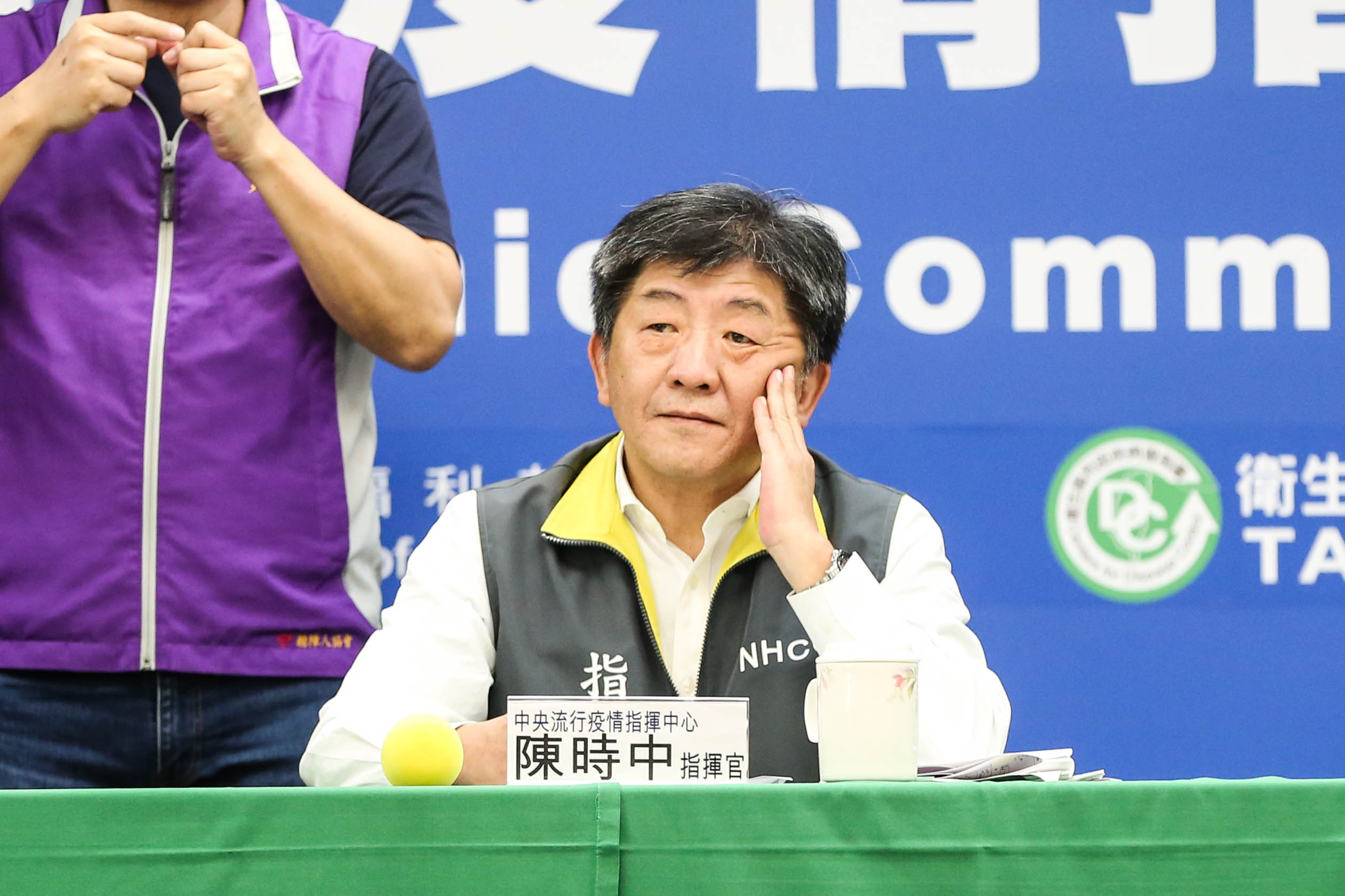 近來不斷爆出「台灣輸出」確診案例，加上近來普篩等議題，似乎讓原有高聲浪的衛福部長陳時中滿意度下降。（本刊資料照）