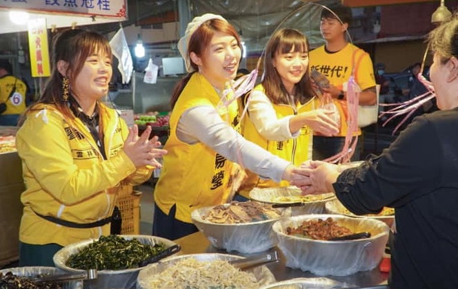 時代力量的「南台灣三姐妹」分別為雲林縣議員廖郁賢（左起）、台南市議員林易瑩，以及高雄市議員黃捷，3人感情好如姐妹，也讓外界關注下一步動向。（翻攝自林易瑩臉書）