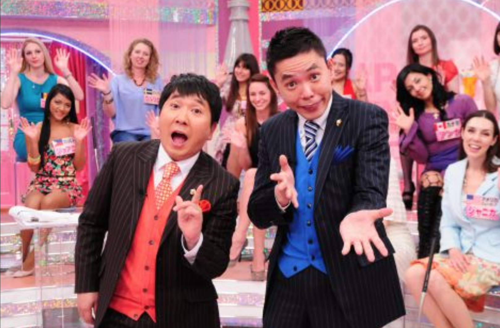 田中裕二（左）與「爆笑問題」搭檔太田光主持《日本太太好吃驚》，擁有許多忠實觀眾。（翻攝自oricon news網站）