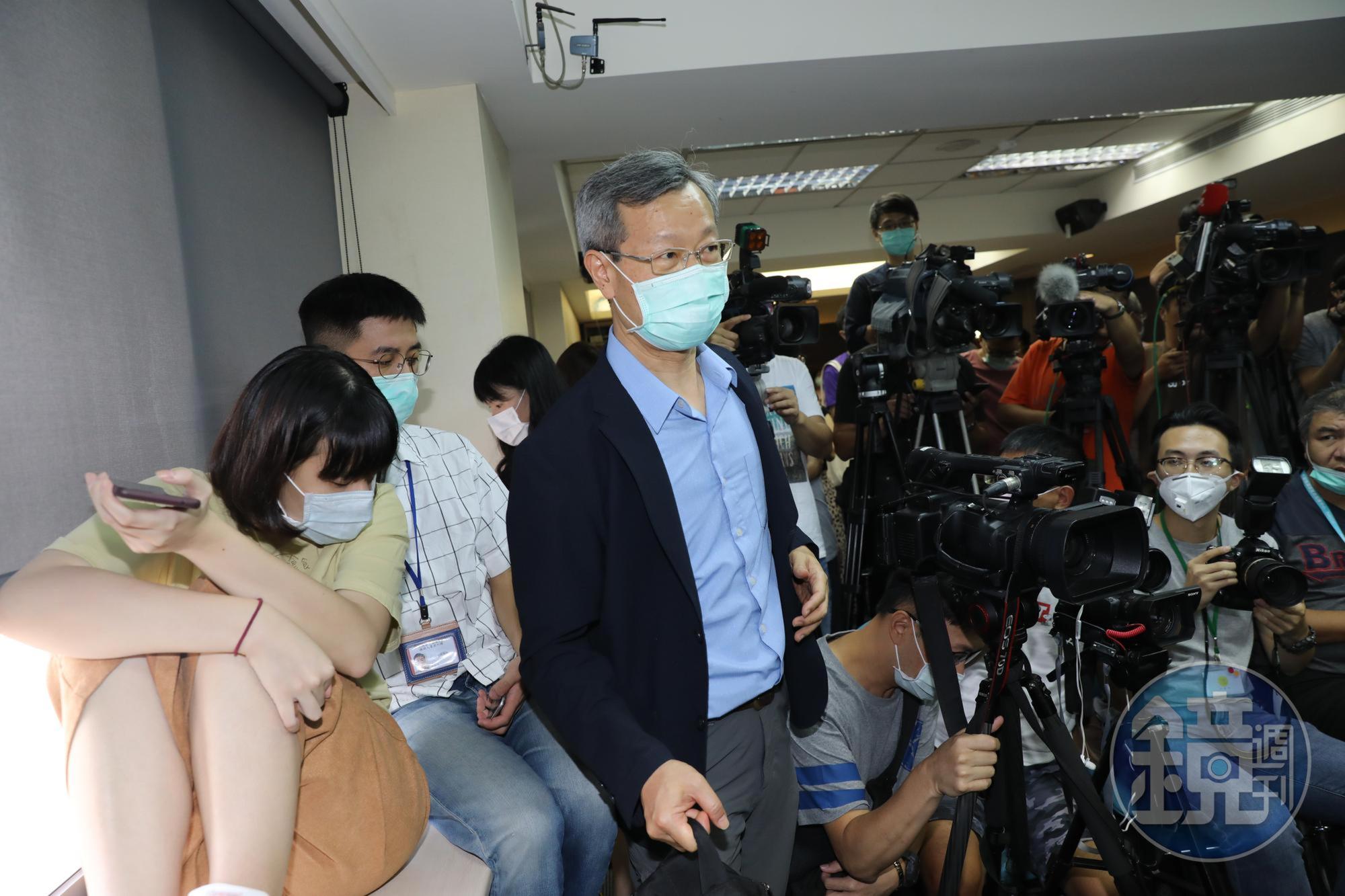 彰化萬人血清調查報告於今（27）召開說明會，彰化縣衛生局長葉彥伯出席說明。