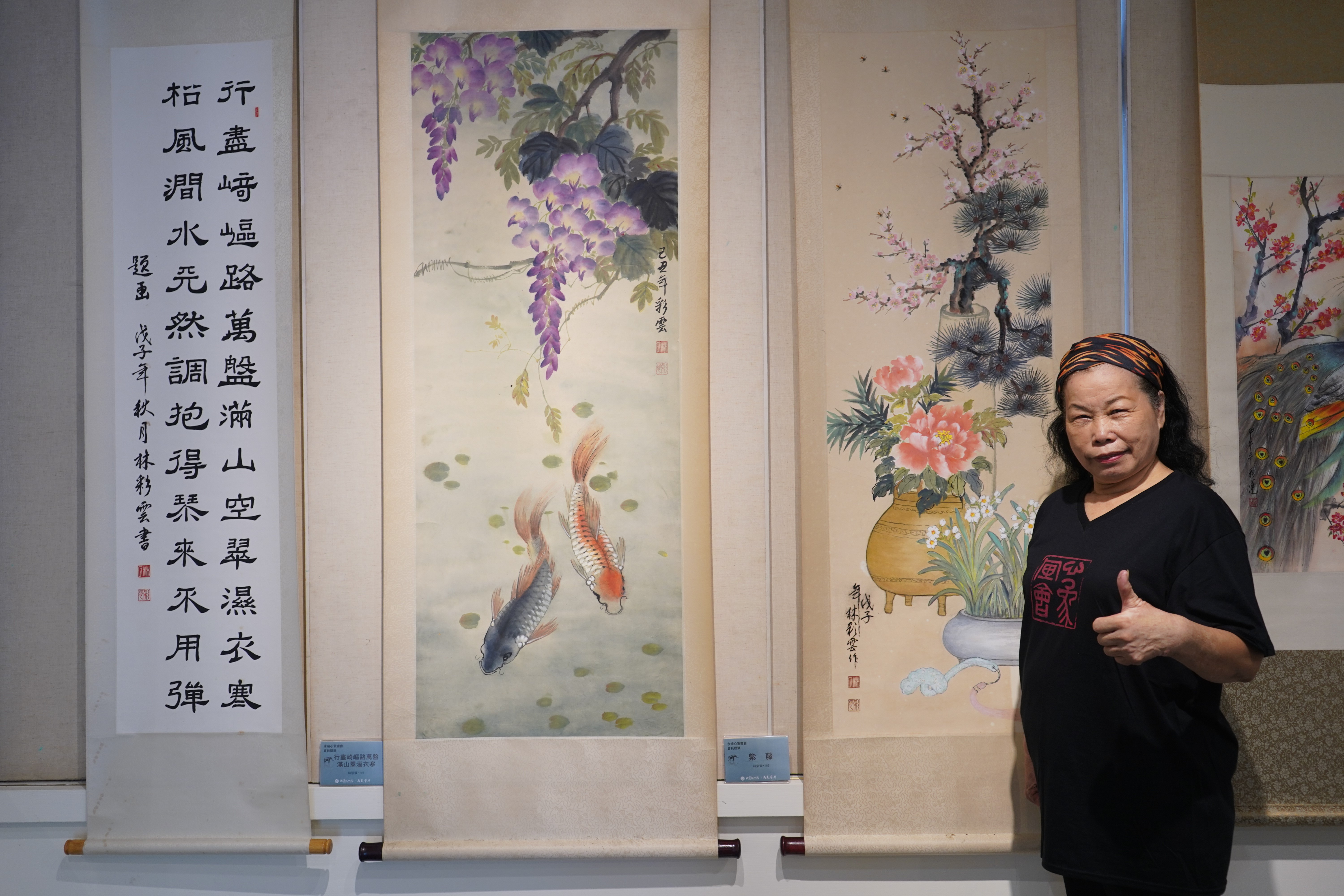 擔任成美文化園的廚媽林彩雲搖身變畫師，在藝廊協助下順利展出。（成美文化園提供）