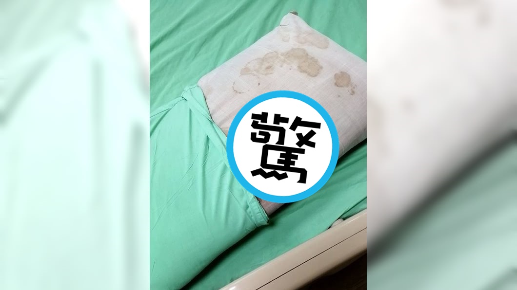 一位網友在臉書社團「爆怨公社」發文，透露發現醫院的「枕芯」有滿滿的血漬，讓她感到相當噁心。（翻攝自臉書）