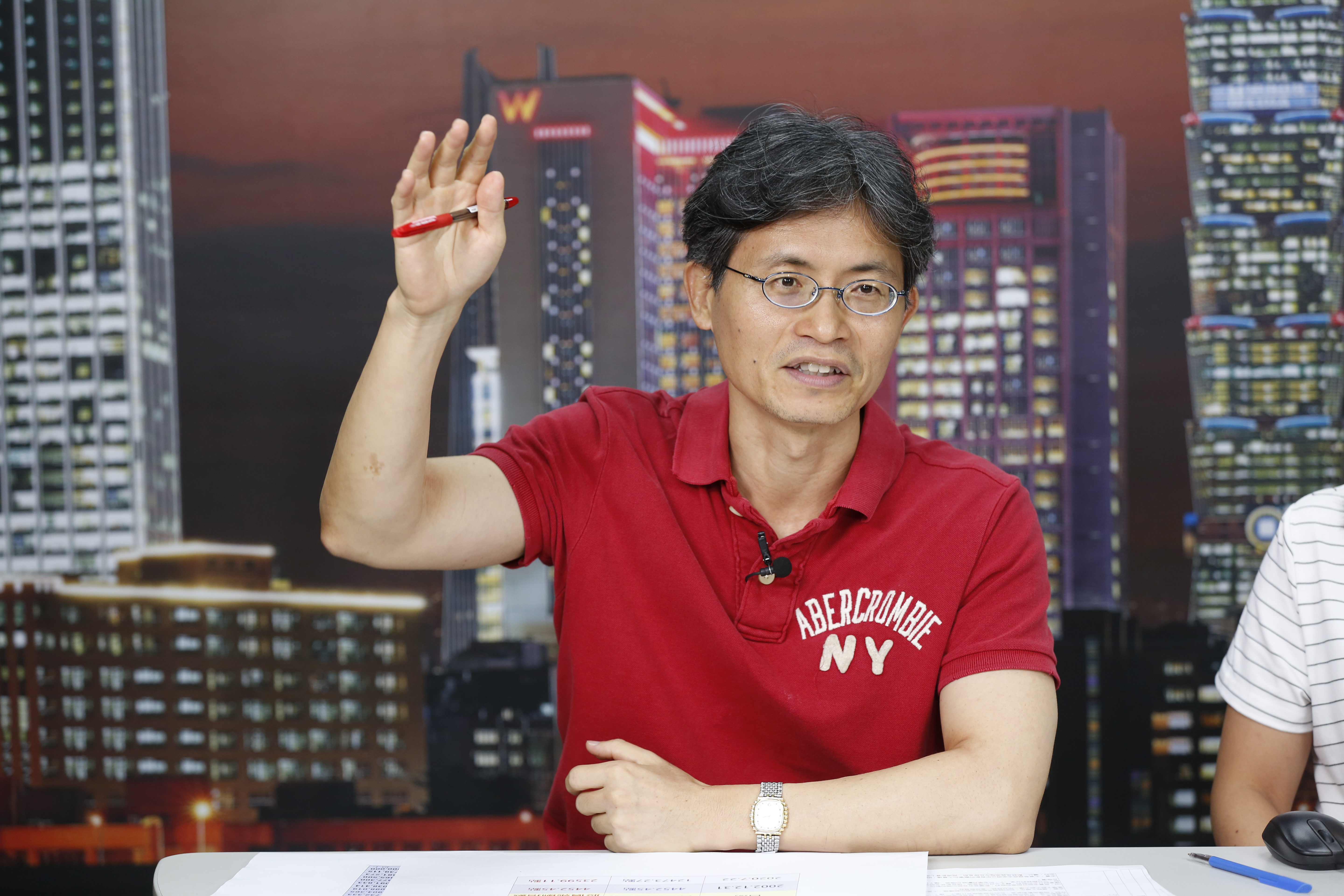 即使資產累積上千萬，華倫老師周文偉每月看到關注標的小跌，還是會買零股投資。