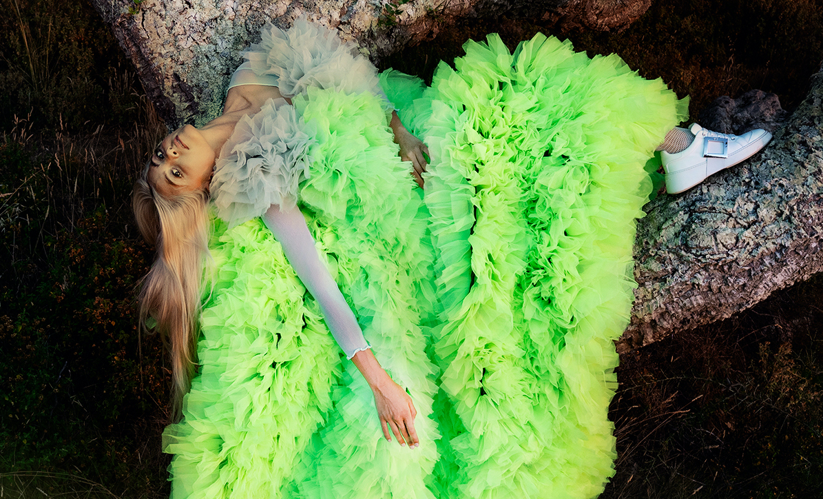 Roger Vivier推出秋冬系列的Viv' Skate滑板鞋，結合街頭與時尚感。Viv' Skate白色金屬方扣滑板鞋 NT$30,800。（迪生提供）