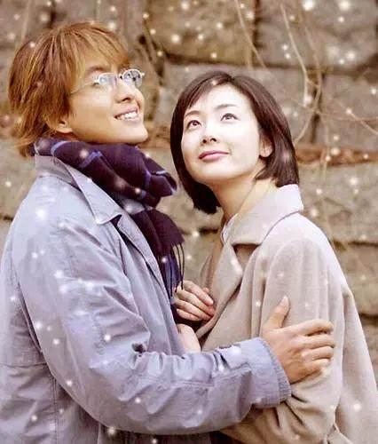 裴勇浚(左,之前誤譯為「裴勇俊」)是第一代韓流男神,2002年與崔志宇(右,前譯「崔智友」)主演的《冬季戀歌》紅遍亞洲。(翻攝自八大電視)