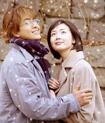 裴勇浚（左，之前誤譯為「裴勇俊」）是第一代韓流男神，2002年與崔志宇（右，前譯「崔智友」）主演的《冬季戀歌》紅遍亞洲。（翻攝自八大電視）