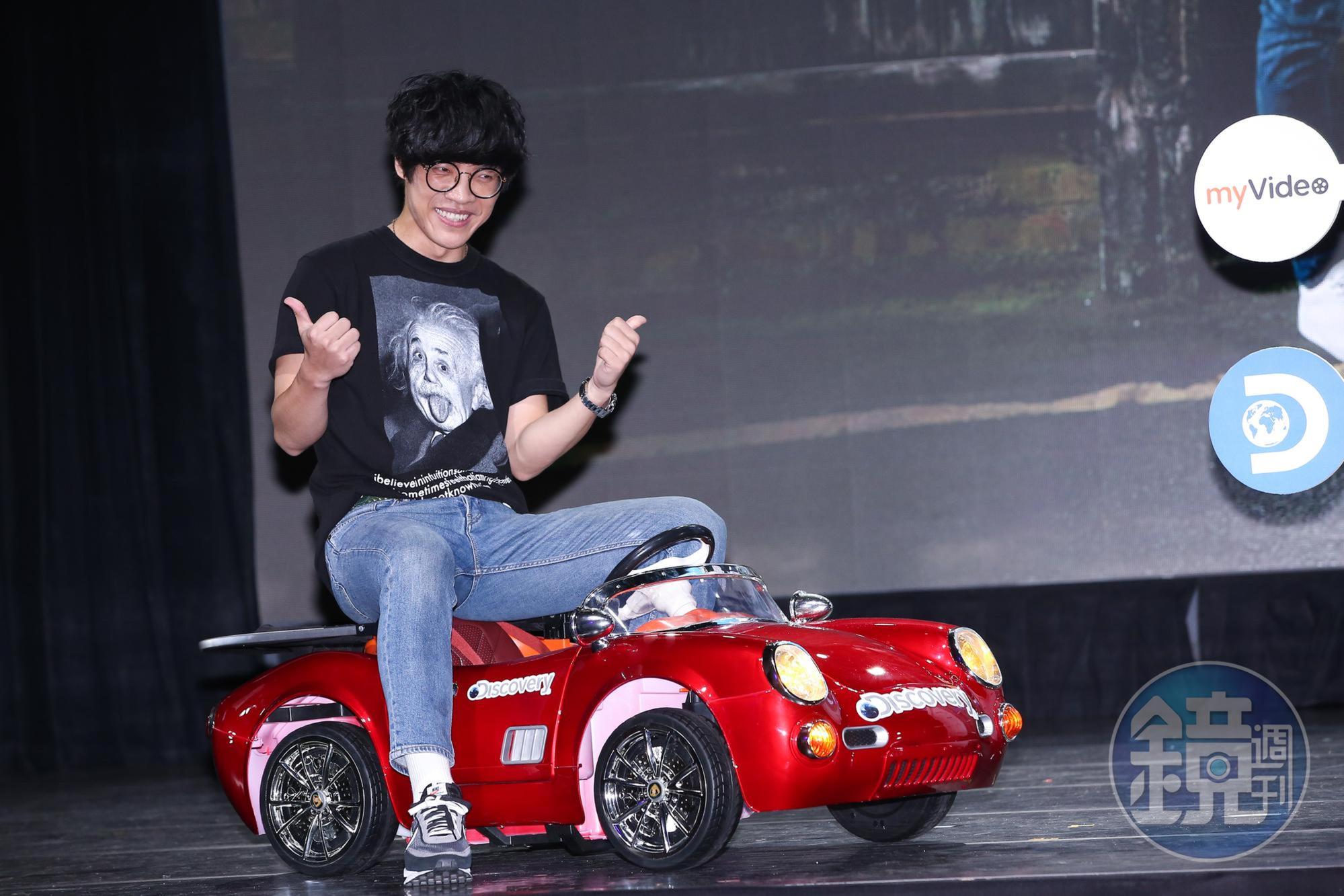 盧廣仲搭上Discovery探索頻道特製中古車,重現《翻新中古車》硬派改造現場。他表示小時候曾看過爸爸修車的樣子,帥氣十足。