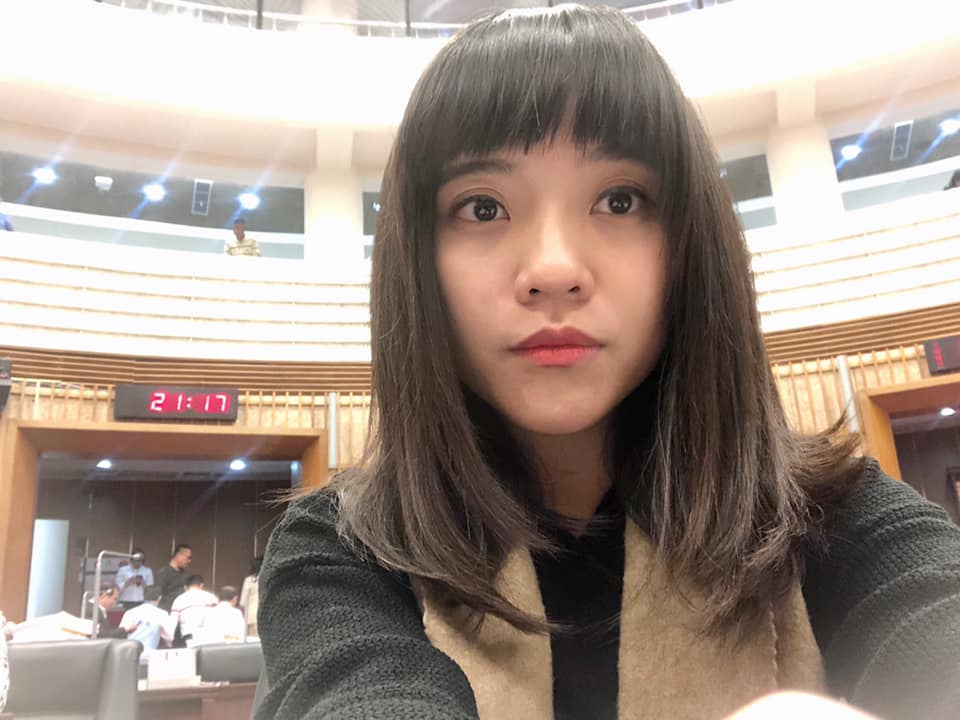 針對妹妹黃蓉及11位親友入黨受阻，黃捷痛批黨為鞏固權力，做不到基本的公正選舉「太荒唐」，她也不忘向黨喊話「還我黨費」。（翻攝自黃捷臉書）