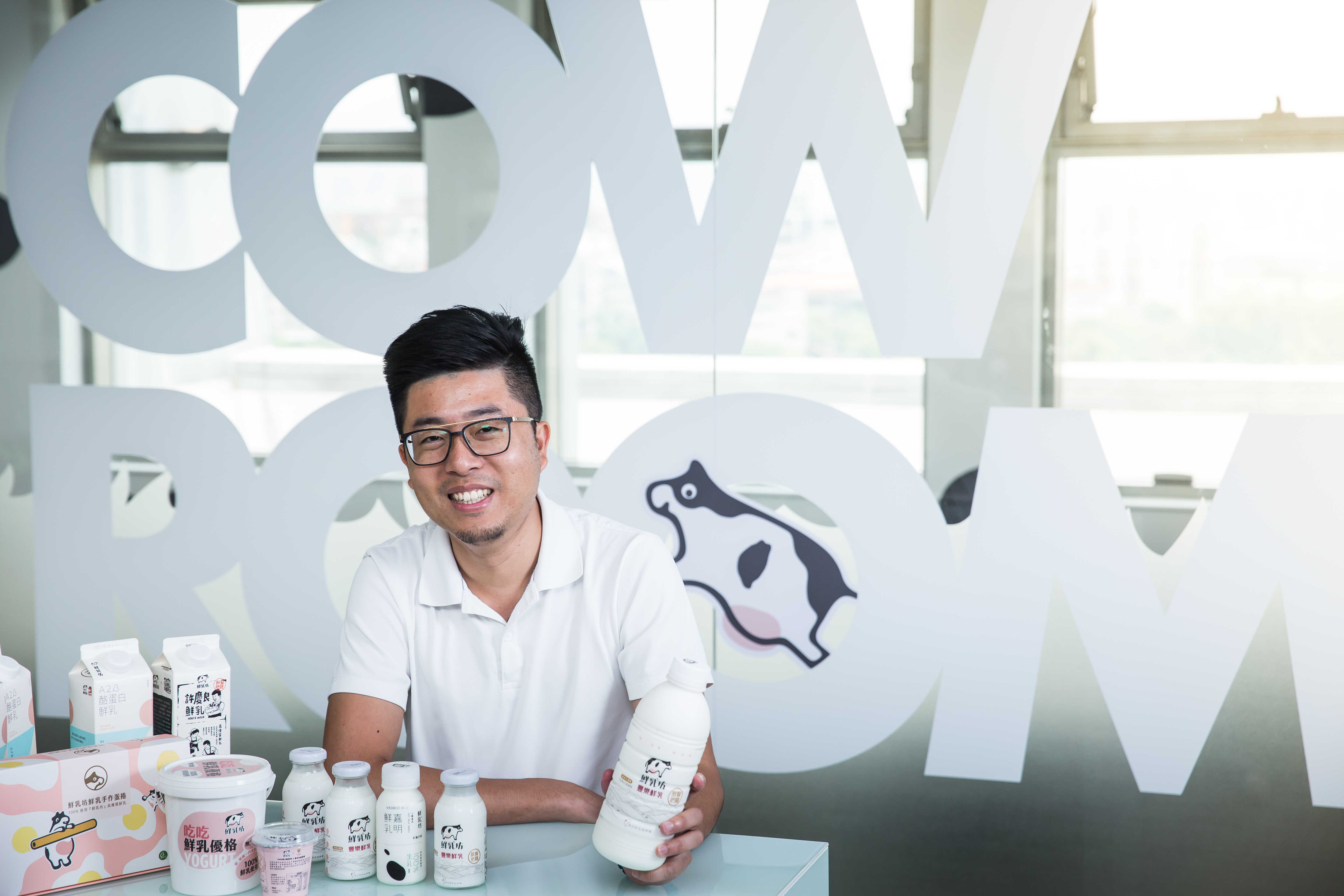 龔建嘉在Flying V募資平台發起「白色的力量：自己的牛奶自己救」募資專案，打出「牛好，奶才會好」的口號成立鮮乳坊。