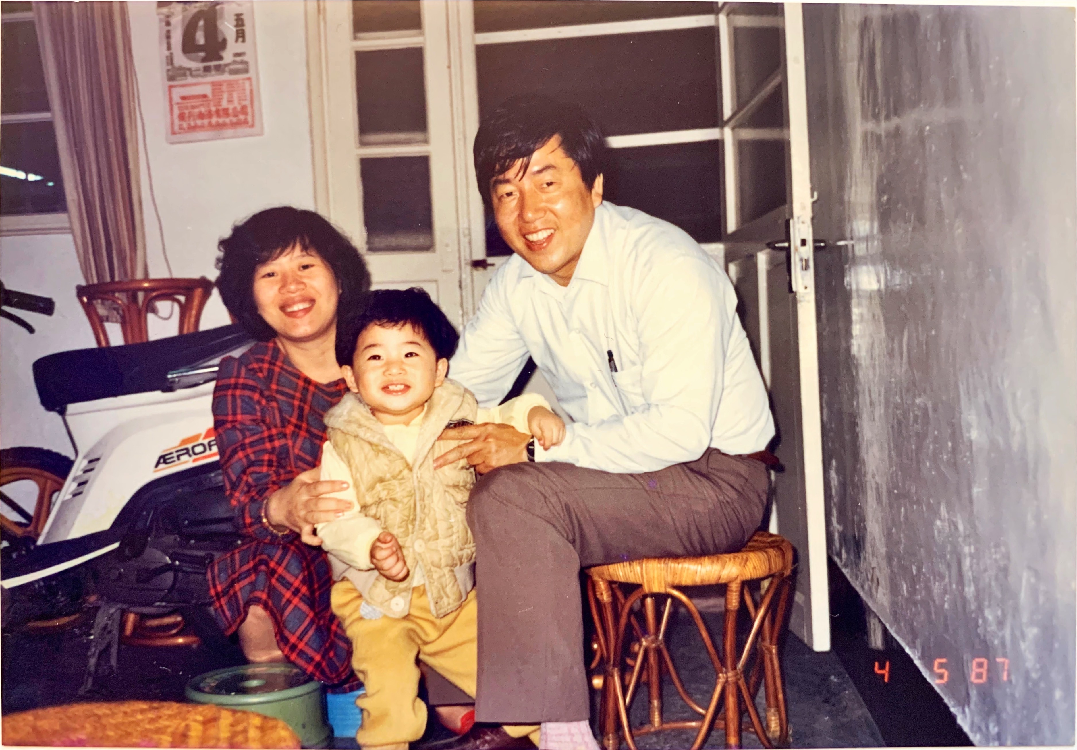 龔建嘉（中）是家中長子，他選擇到南部當乳牛獸醫，與母親的期待背道而馳。（龔建嘉提供）