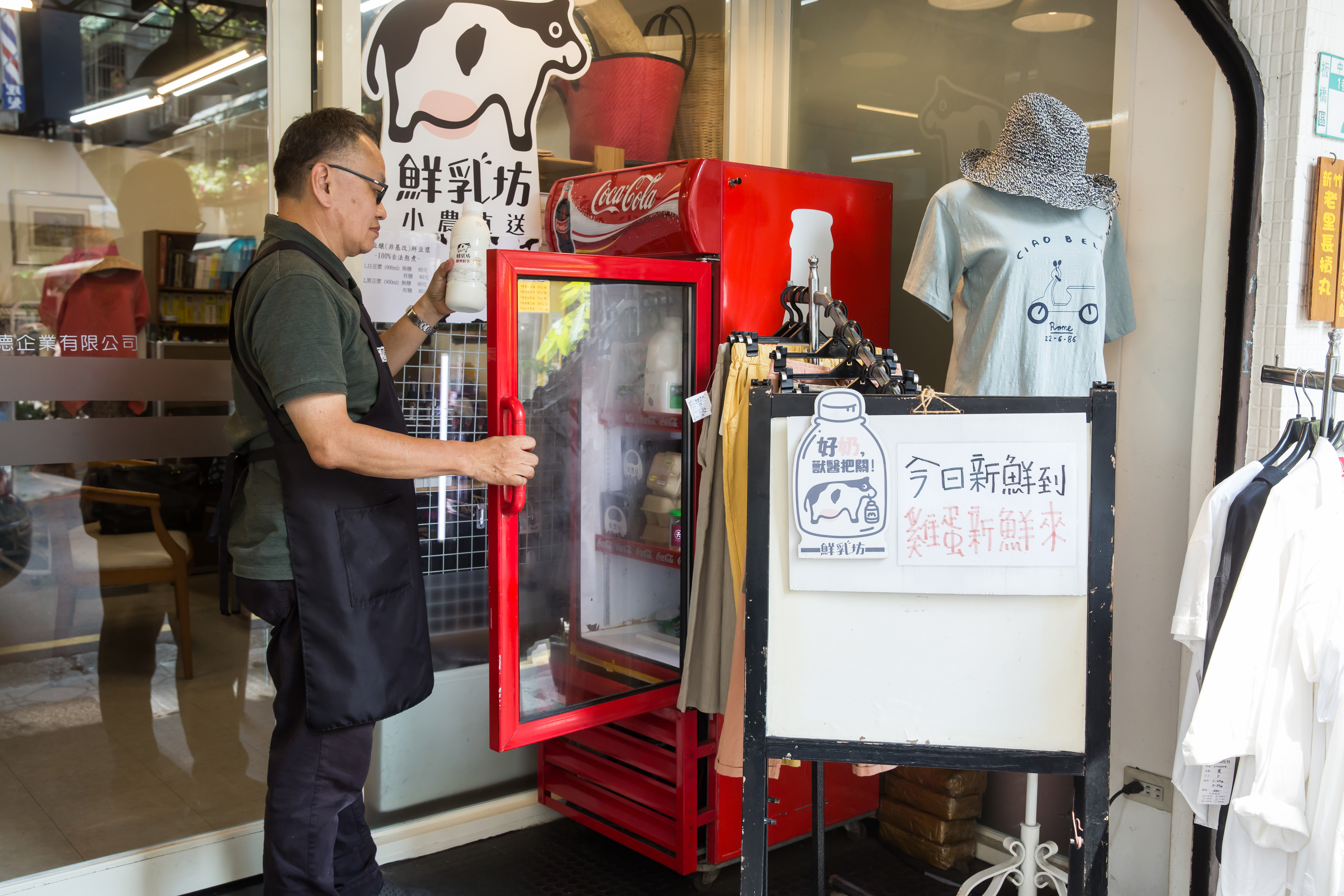 王秉文是板橋一家裁縫店老闆，他自2015年就擔任鮮乳坊的揪團「奶頭」。