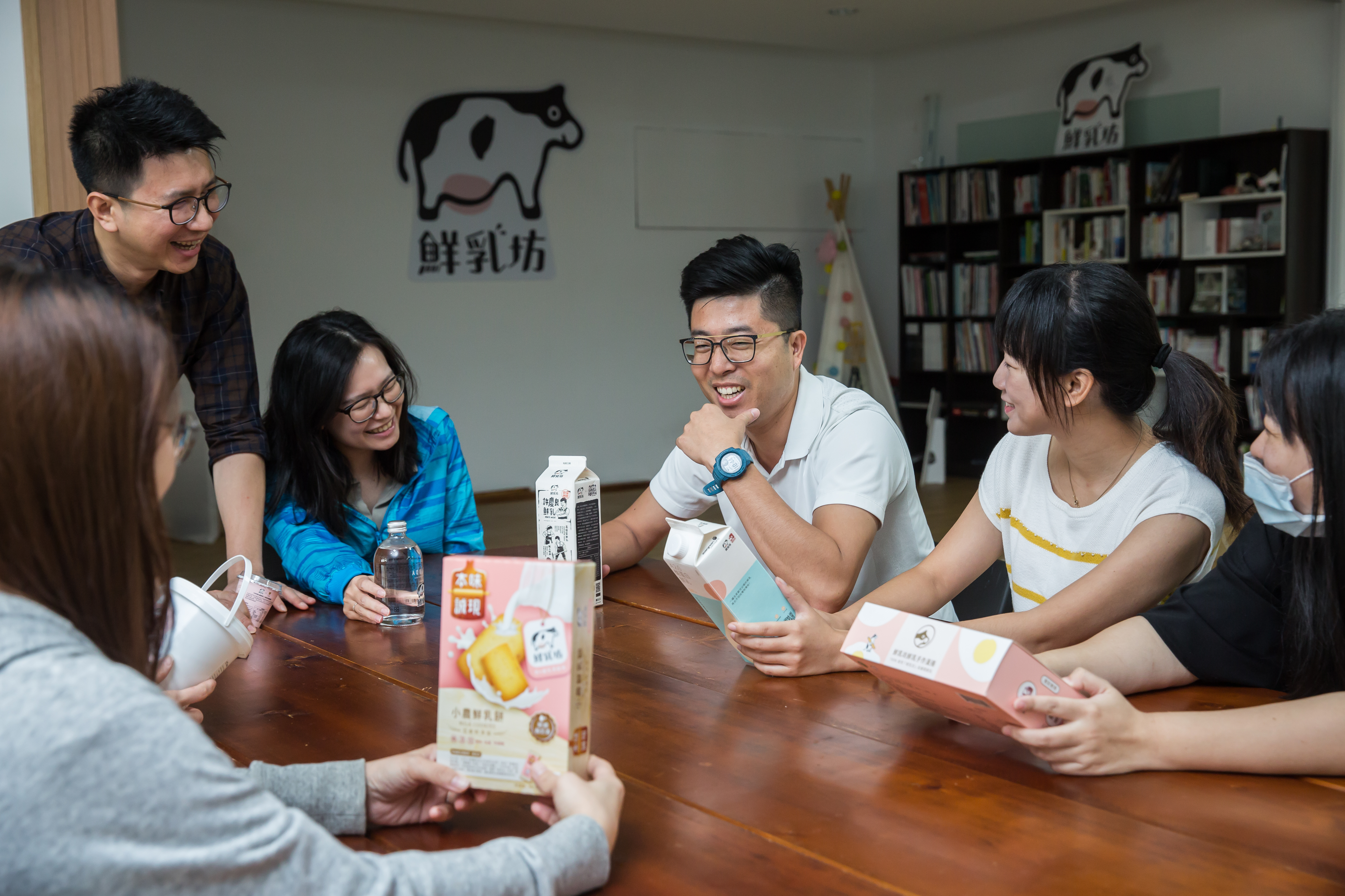 2014年創立的鮮乳坊，一舉打響了小農鮮奶的名號，但市場的模仿力也很驚人，一夕間各式小農鮮奶紛紛問世。