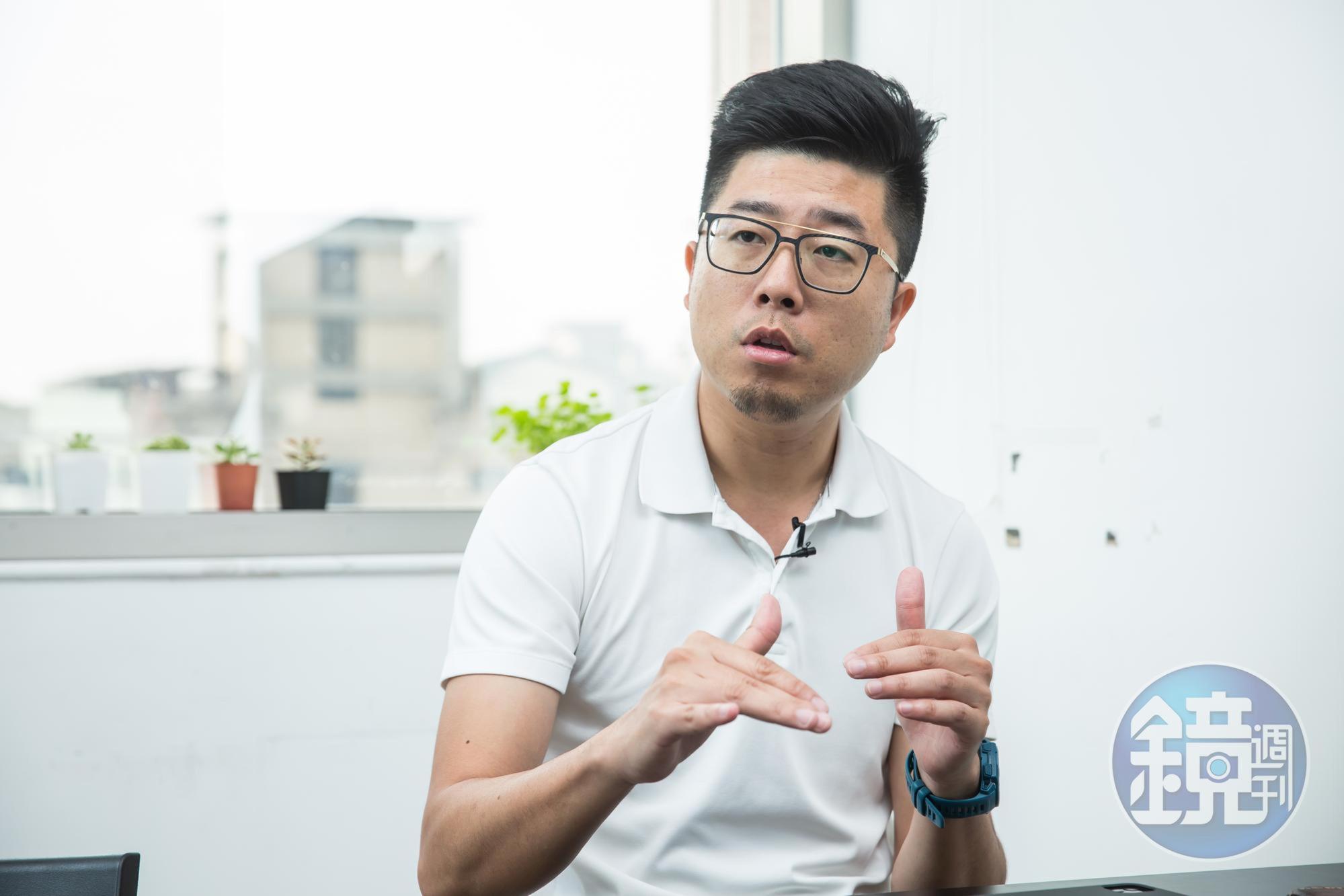 為了打造舒適的「御膳房」,龔建嘉特地打掉一間會議室,改建為廚房家電配備齊全的茶水間。
