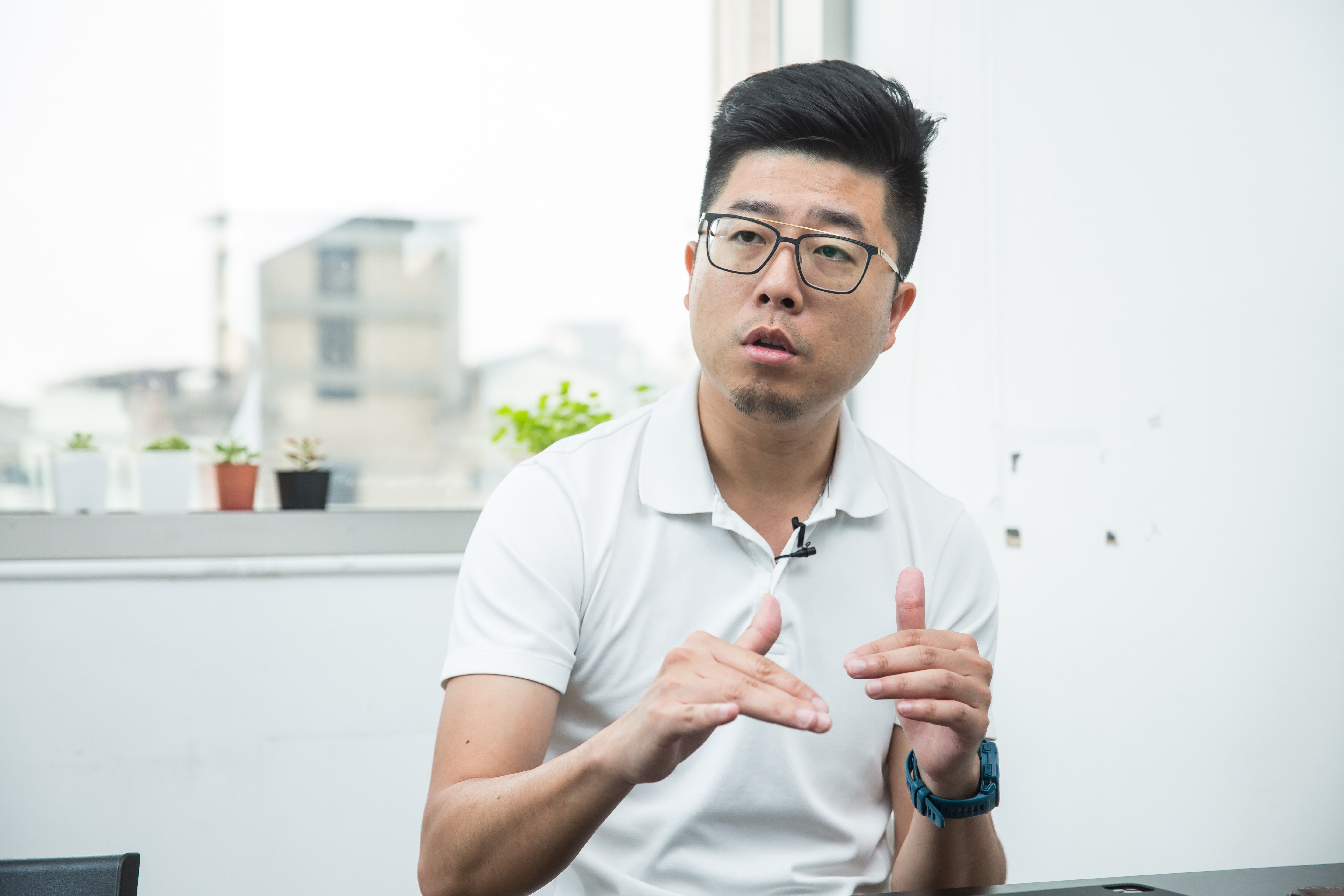 為了打造舒適的「御膳房」，龔建嘉特地打掉一間會議室，改建為廚房家電配備齊全的茶水間。