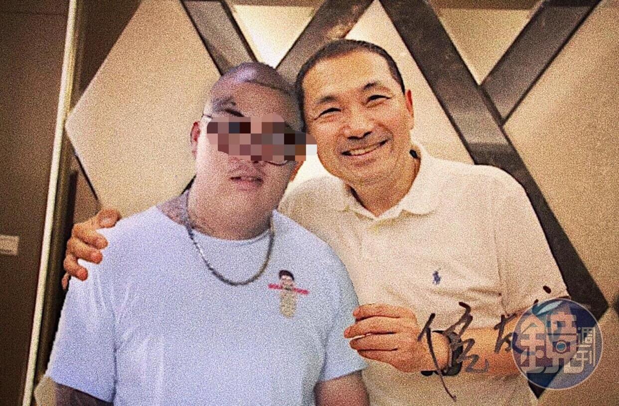 許男拿著與新北市長侯友宜同框的「簽名合照」，事後被抓包根本是P圖。（讀者提供）