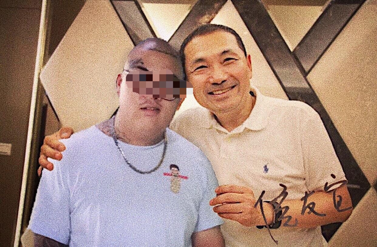 許男拿著與新北市長侯友宜同框的「簽名合照」，事後被抓包根本是P圖。（讀者提供）