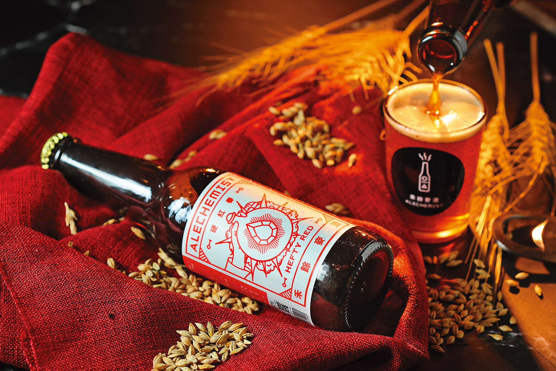 用24％台灣作物釀造的「硬紅春」，暗紅色酒體、焦糖香氣，以及入口的濃郁麥香甜味與高酒精濃度，深受啤酒愛好者的歡迎。（200元／瓶）