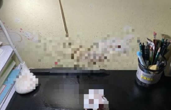 在廣西柳州市傢俱廠宿舍區租房的梁姓房客，一早發現天花板疑似在滴血，滴到床頭與椅子。（翻攝微博）