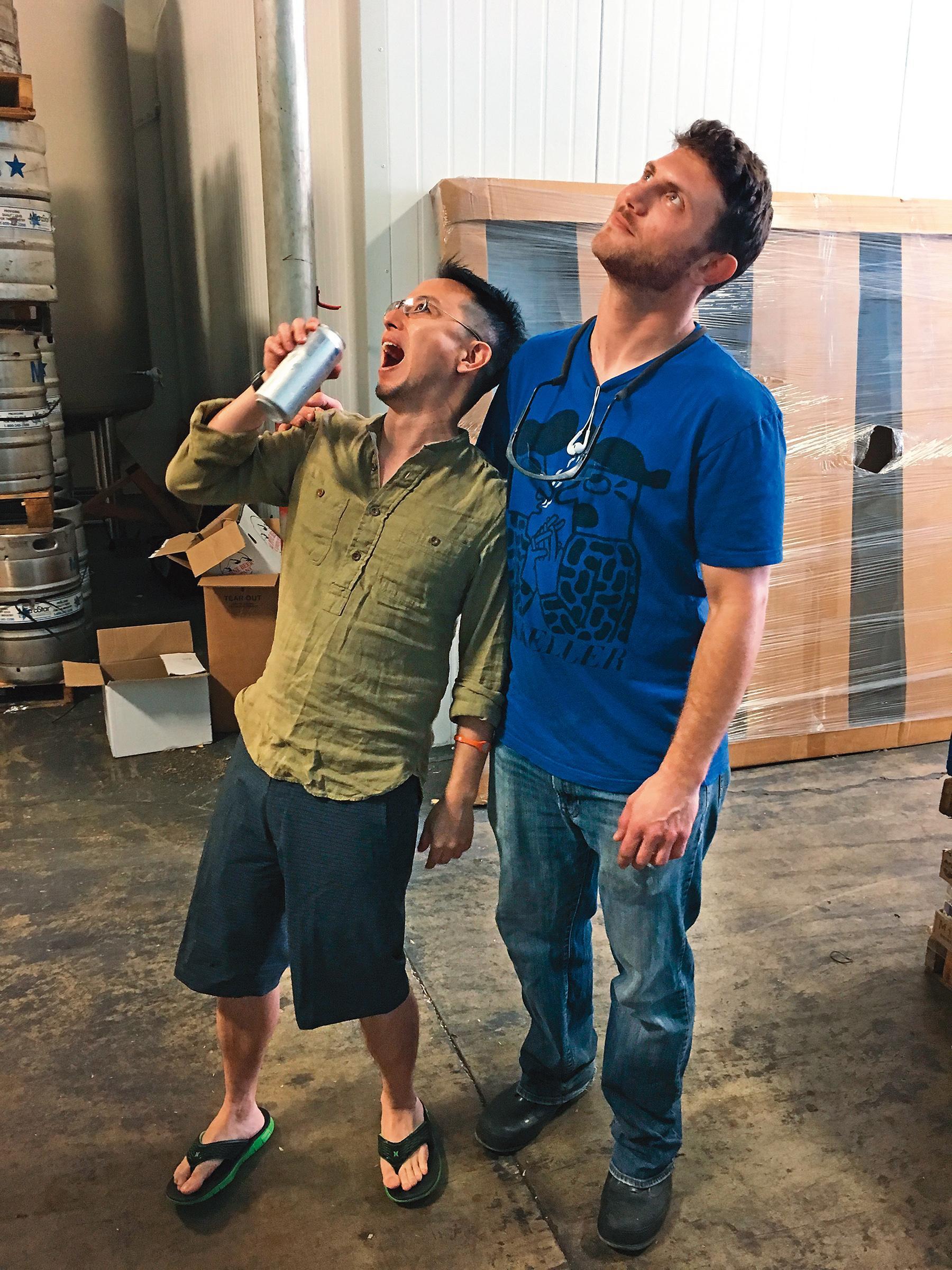 Robert(左)回到美國探望以前釀酒廠的同事 (禾餘麥酒提供)