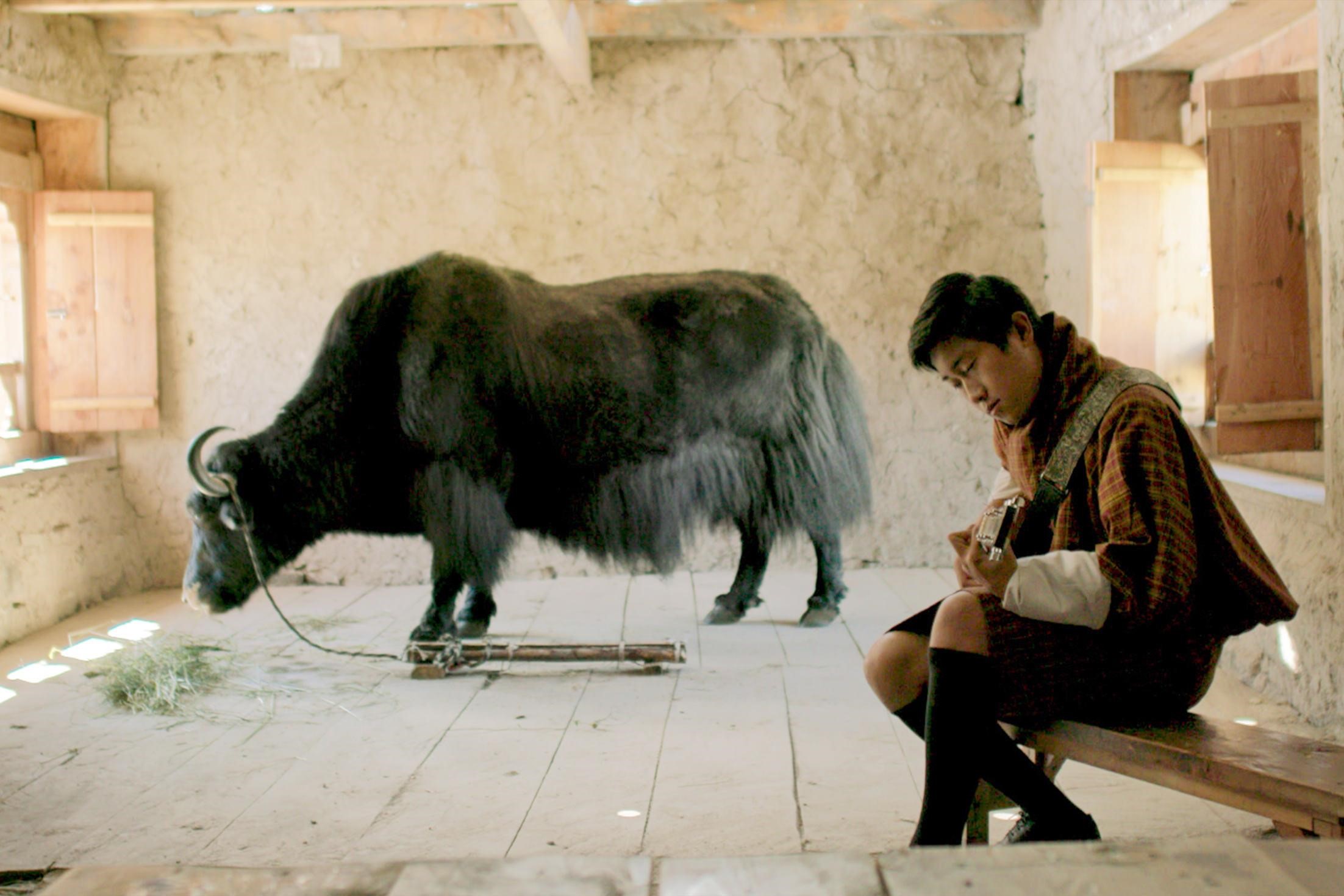 希拉布多吉是創作歌手，在《不丹是教室》裡飾演想出國追求音樂夢想的老師。（海鵬提供）