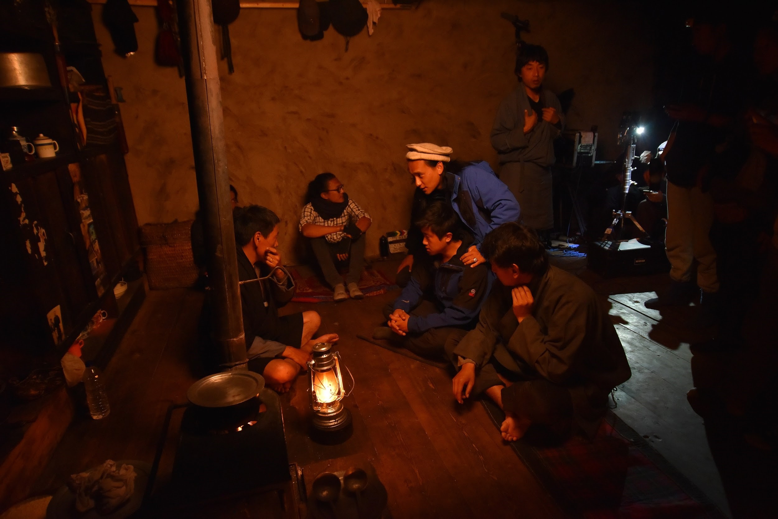 在高山拍片沒有電力，也不能與家人連絡，刻苦的工作條件對劇組是一大挑戰。（巴沃邱寧多傑提供）