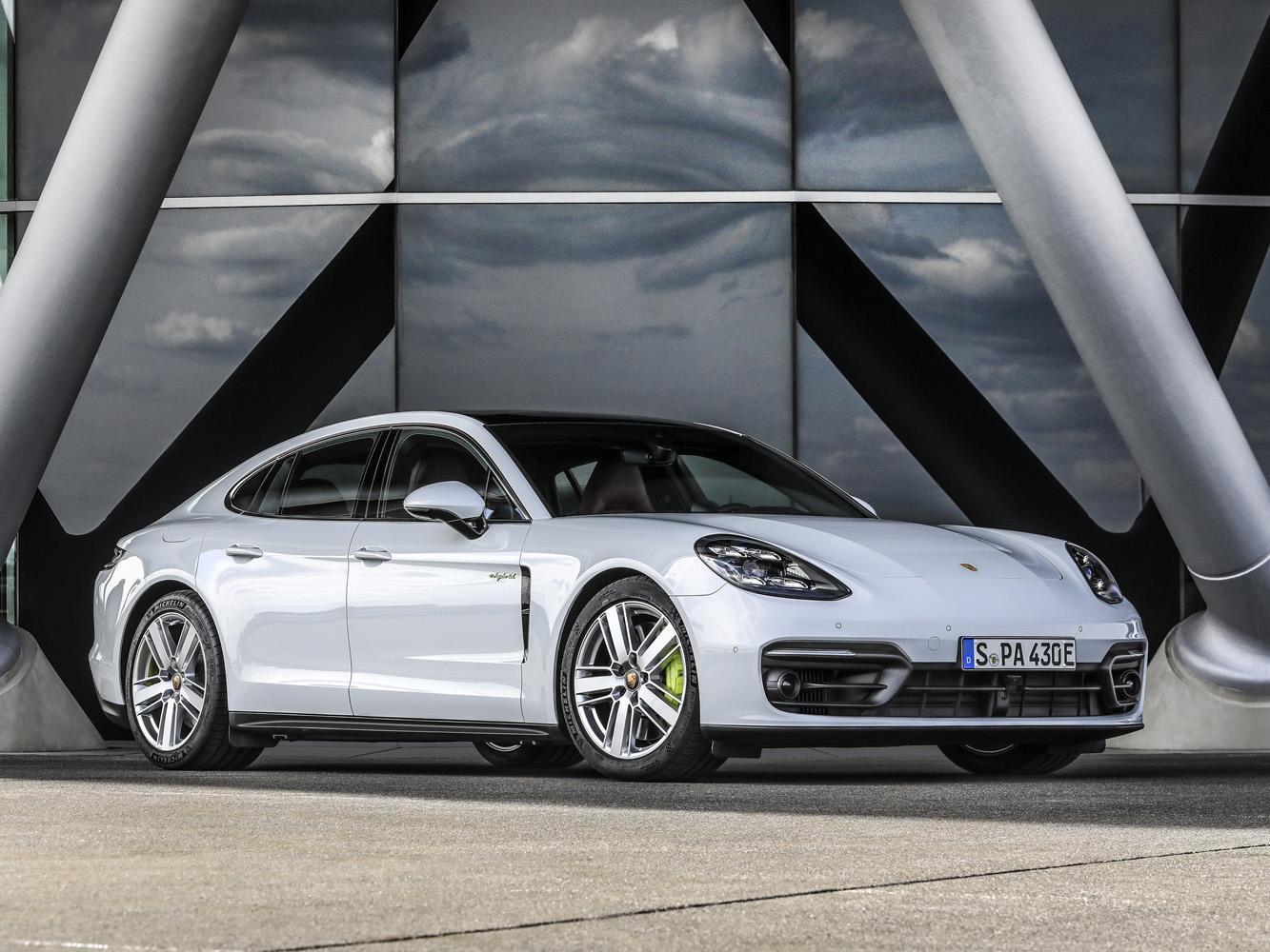 保時捷推出以性能為導向的Panamera 4S E-Hybrid，搭載擁有136 PS （100 kW）的電動馬達、八速PDK雙離合器自手排變速箱，與440 PS（324 kW）的2.9升 V6雙渦輪增壓引擎。