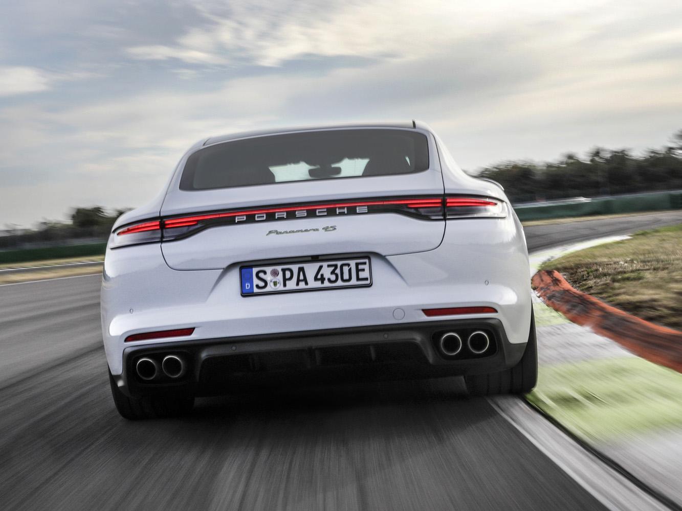 Panamera 4S E-Hybrid全新插電式混合動力車型可輸出560 PS（412 kW）的最大綜效馬力與750 Nm的最大綜效扭力。