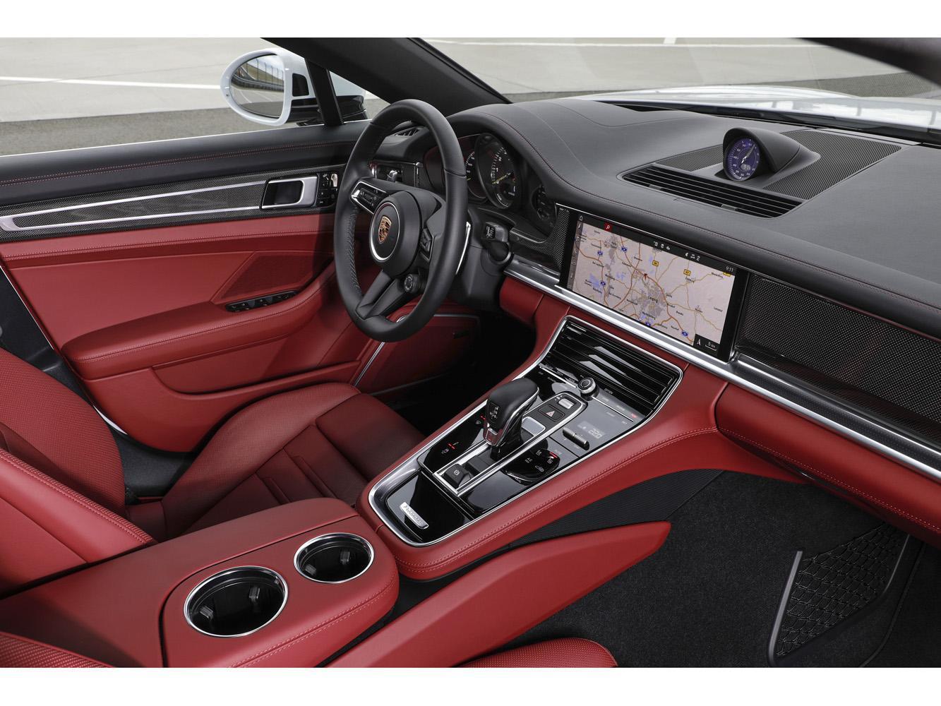 Panamera 4S E-Hybrid標配跑車計時套件（Sport Chrono Package）。