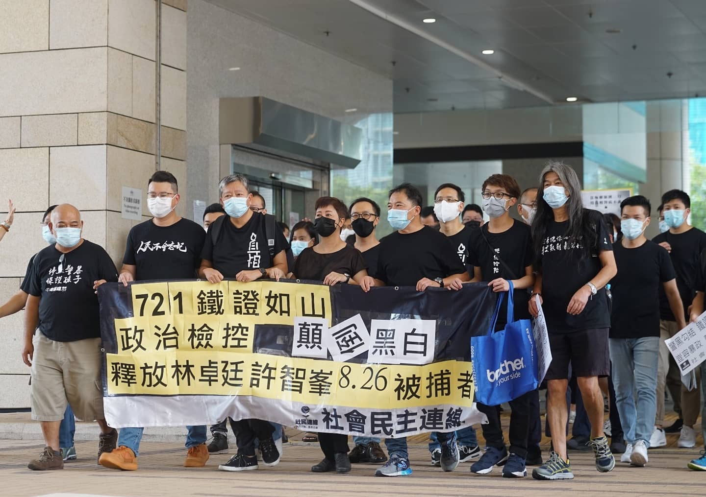 許多民眾不滿當局顛倒黑白，要求釋放林卓廷與許智峯。（翻攝自梁國雄臉書）