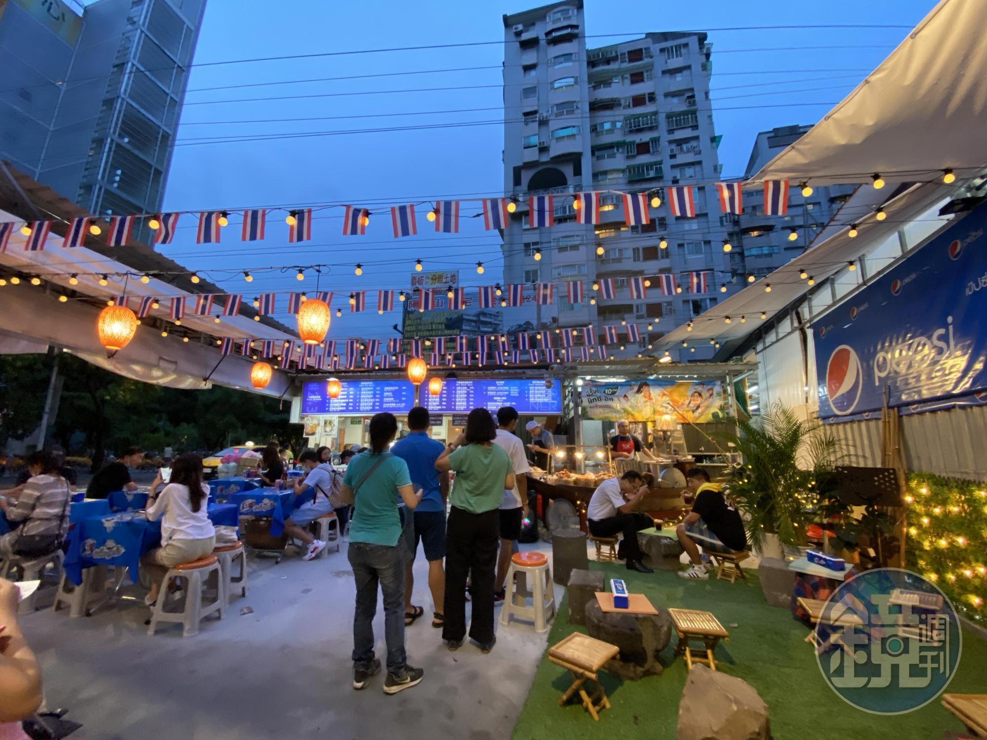 「哈哈羅55泰式船麵」的二店士林店，是不是真的很有泰國味？