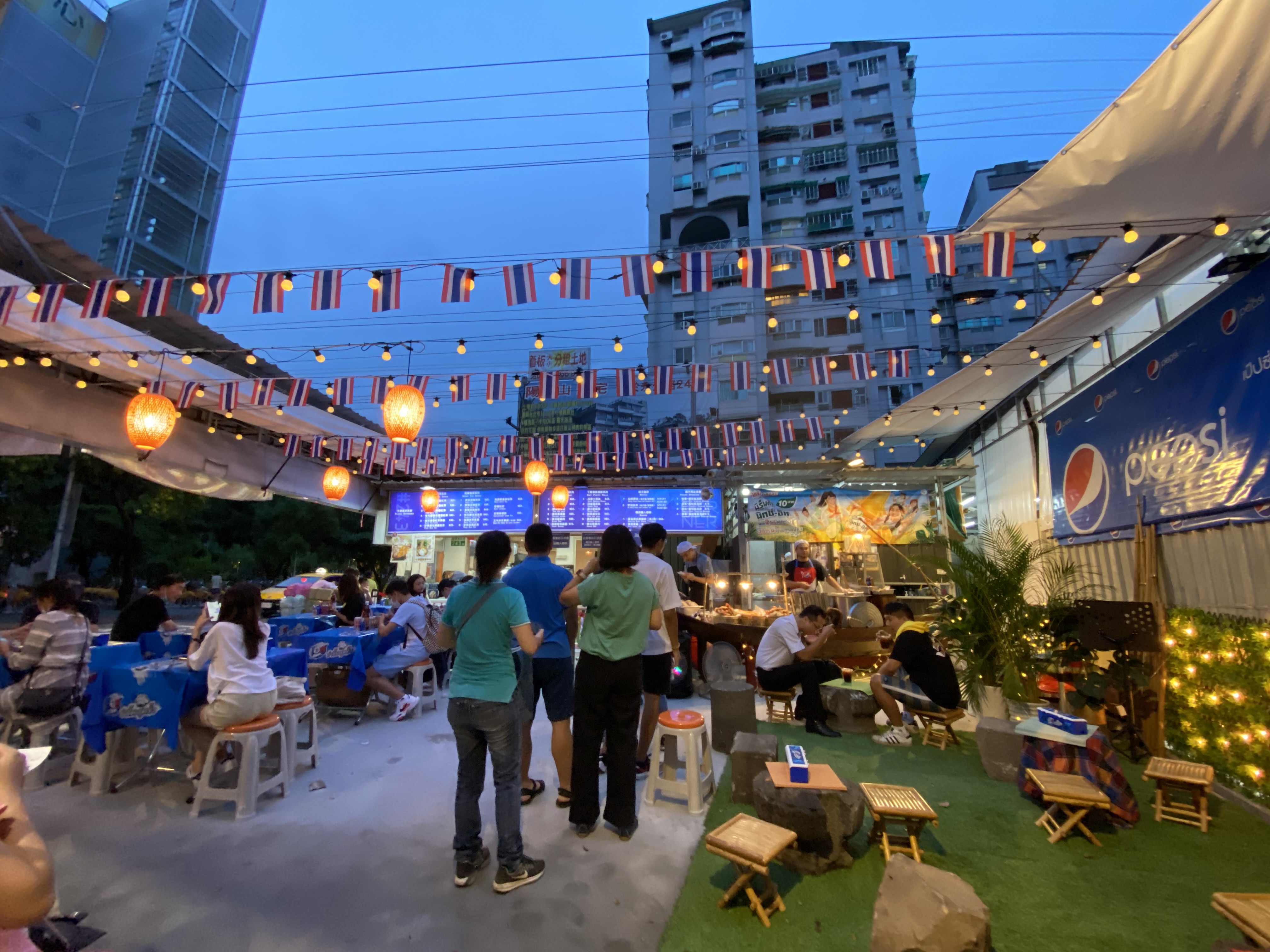 「哈哈羅55泰式船麵」的二店士林店，是不是真的很有泰國味？