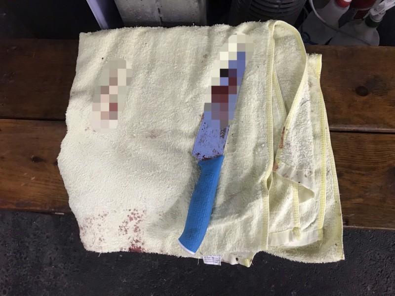 警方查扣黃男殺妻、自戕的凶刀。(翻攝畫面)