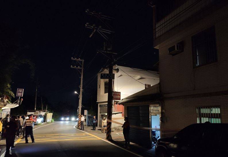 警消將淌在血泊中的夫妻送醫，封鎖現場蒐證。（翻攝畫面）