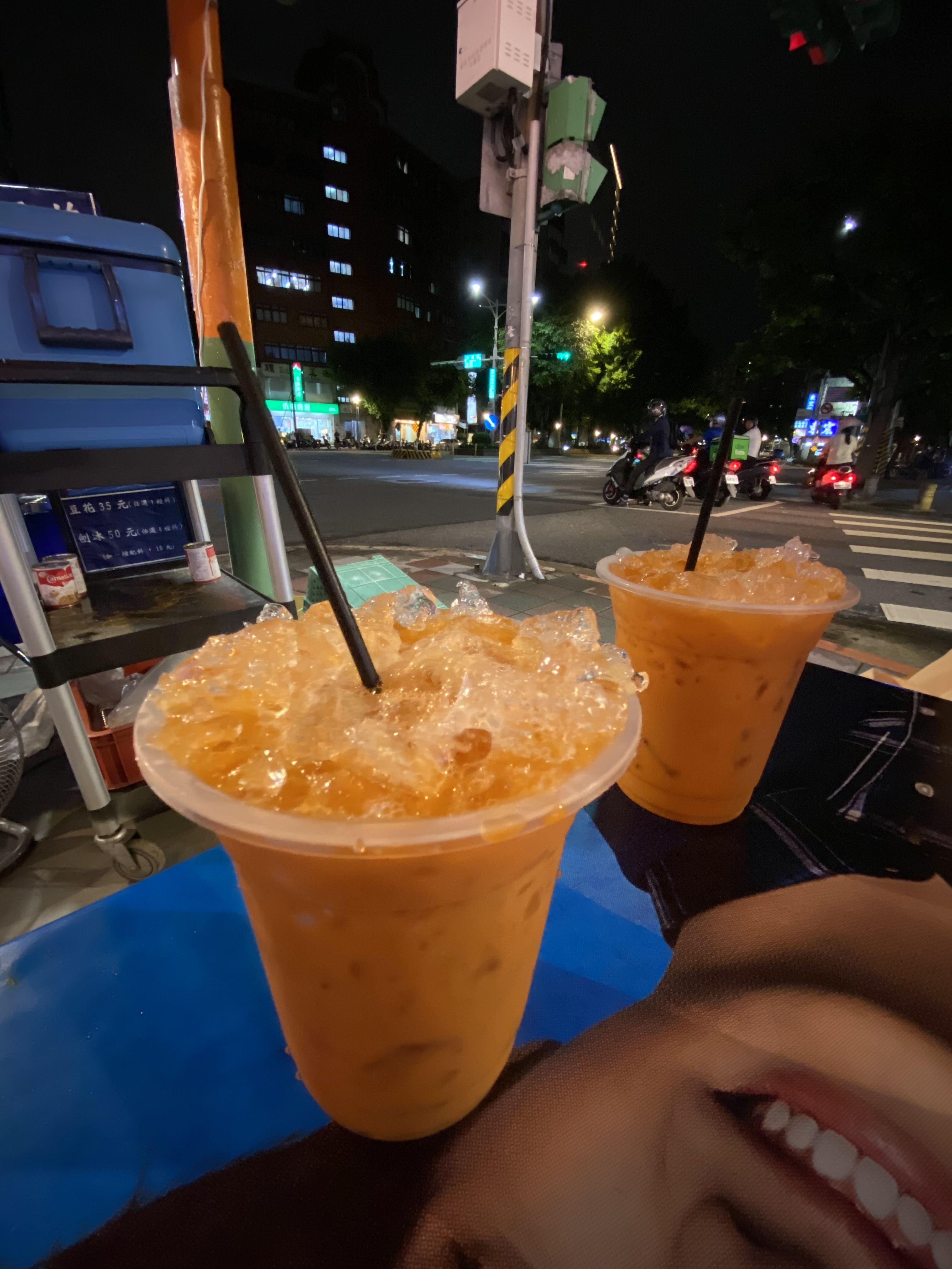 喝泰式奶茶下面有人臉，對對這就是泰國Fu。