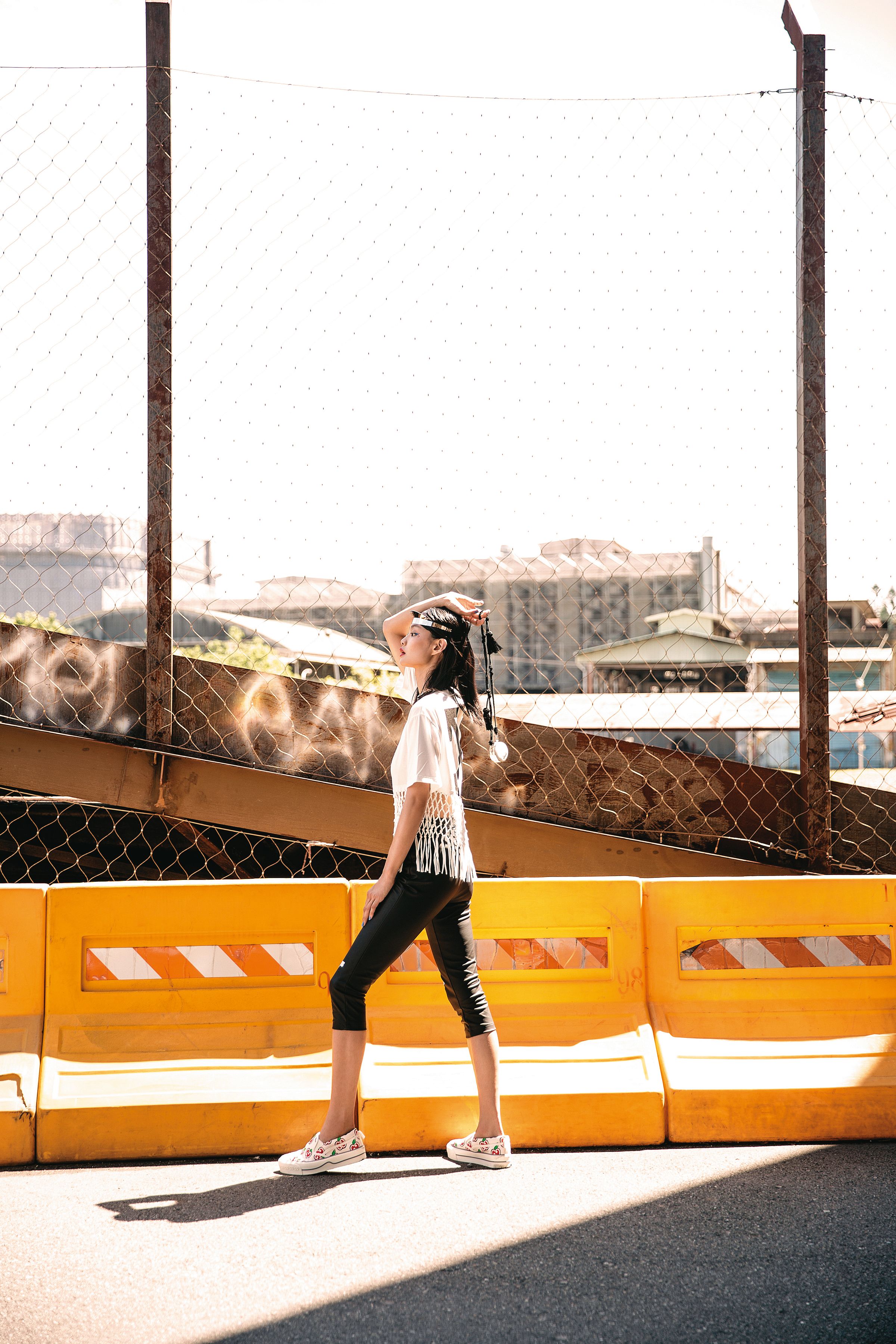 流蘇短版上衣 NT$23,900 by Off-White／合身Logo車褲 NT$15,900 by Off-White／GG蘋果印花厚底球鞋 NT$20,500 by GUCCI／銀色髮箍 NT$16,500 by PRADA／迷你珠寶盒掛飾 價格店洽by PRADA