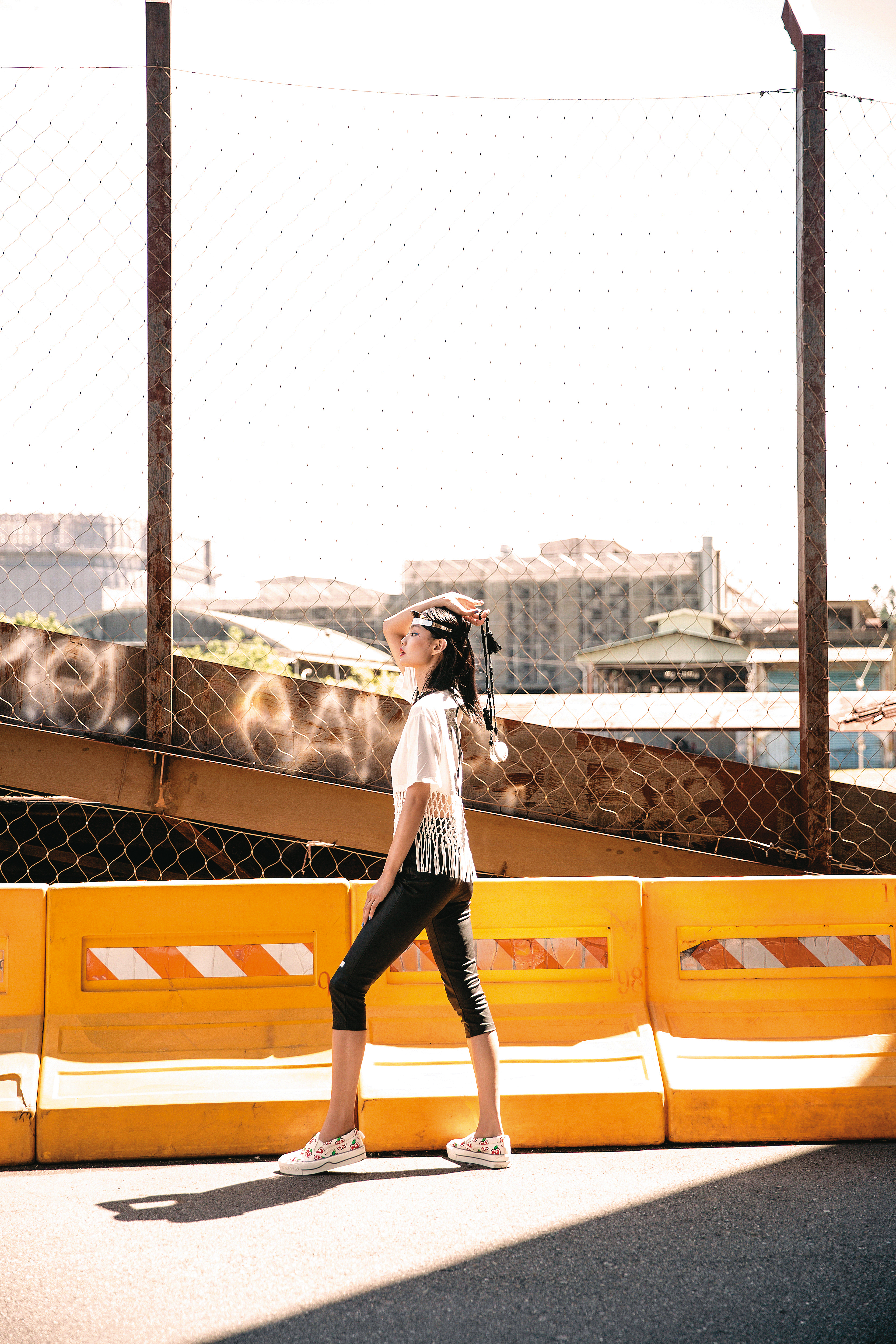 流蘇短版上衣 NT$23,900 by Off-White／合身Logo車褲 NT$15,900 by Off-White／GG蘋果印花厚底球鞋 NT$20,500 by GUCCI／銀色髮箍 NT$16,500 by PRADA／迷你珠寶盒掛飾 價格店洽by PRADA