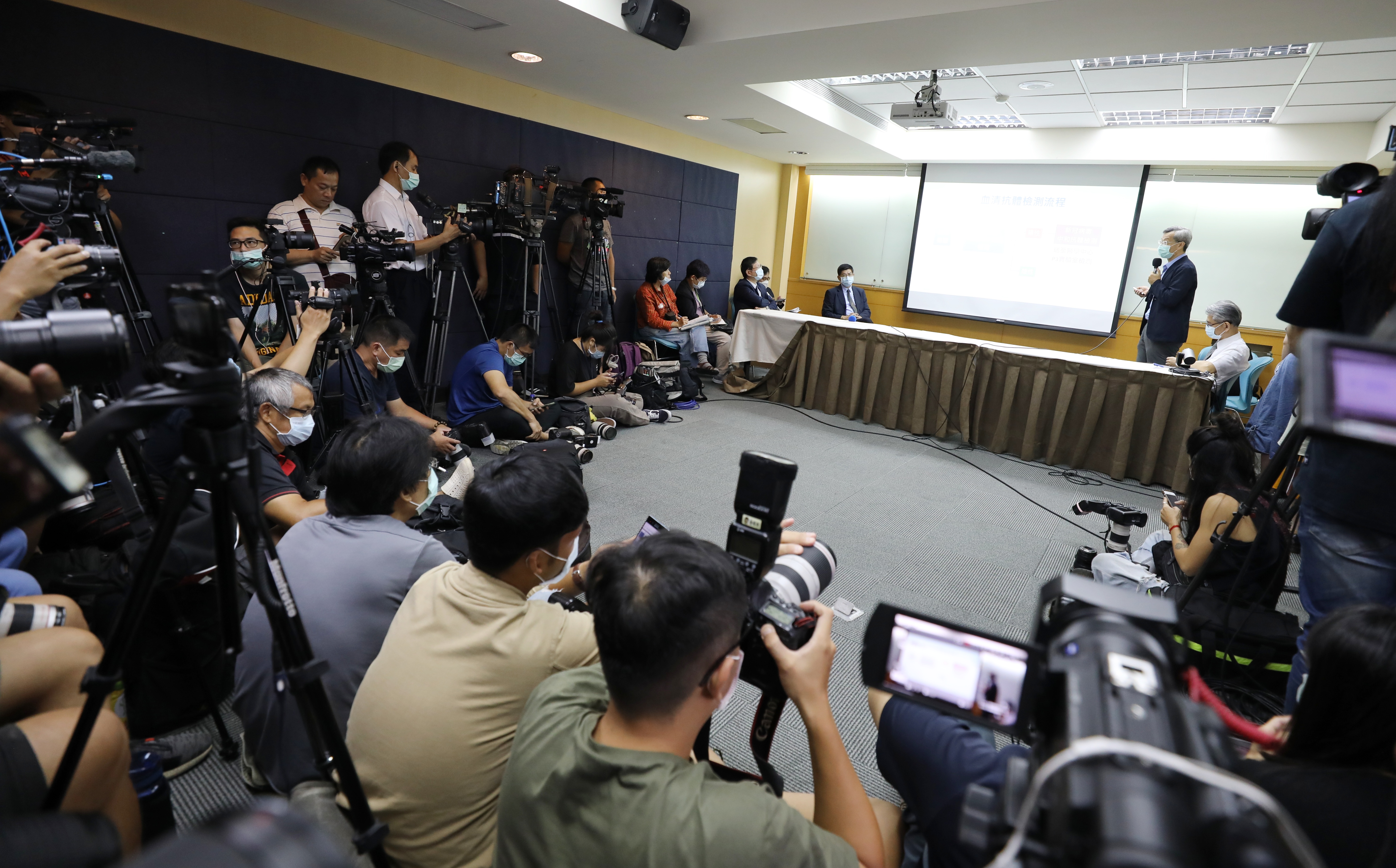 彰化萬人血清調查報告出爐，顯示白牌司機群聚案感染源可能不只浙江台商。