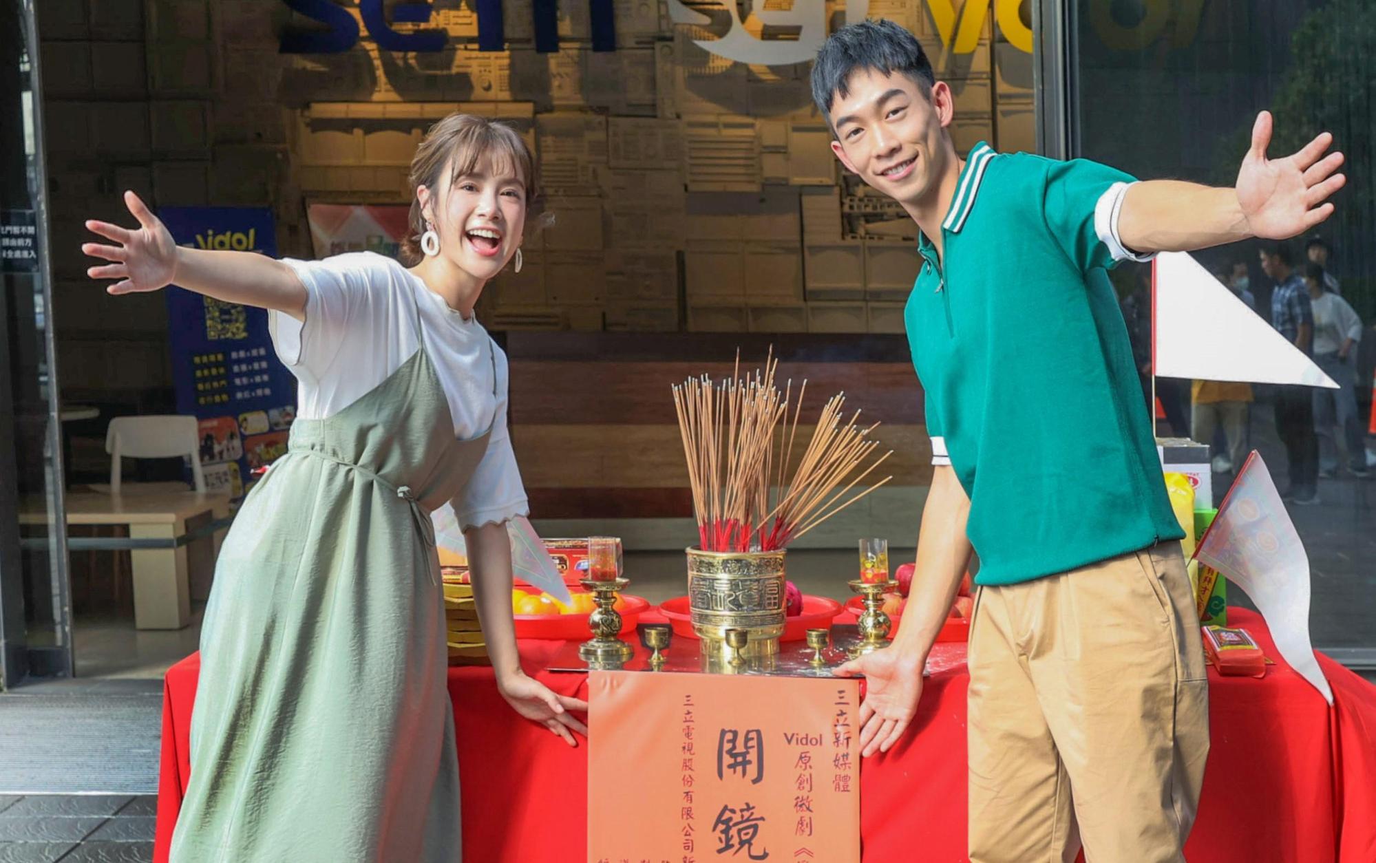 李佳穎(左)、王可元(右)在網劇《愛不愛栗絲》中首度合作。(圖/三立提供)