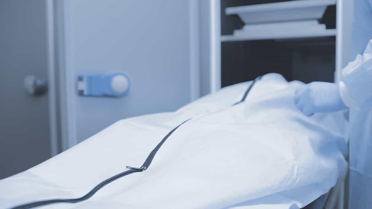美國一名少女被誤判死亡,遭裝入屍袋還差點被放血。(示意圖,SHUTTERSTOCK)