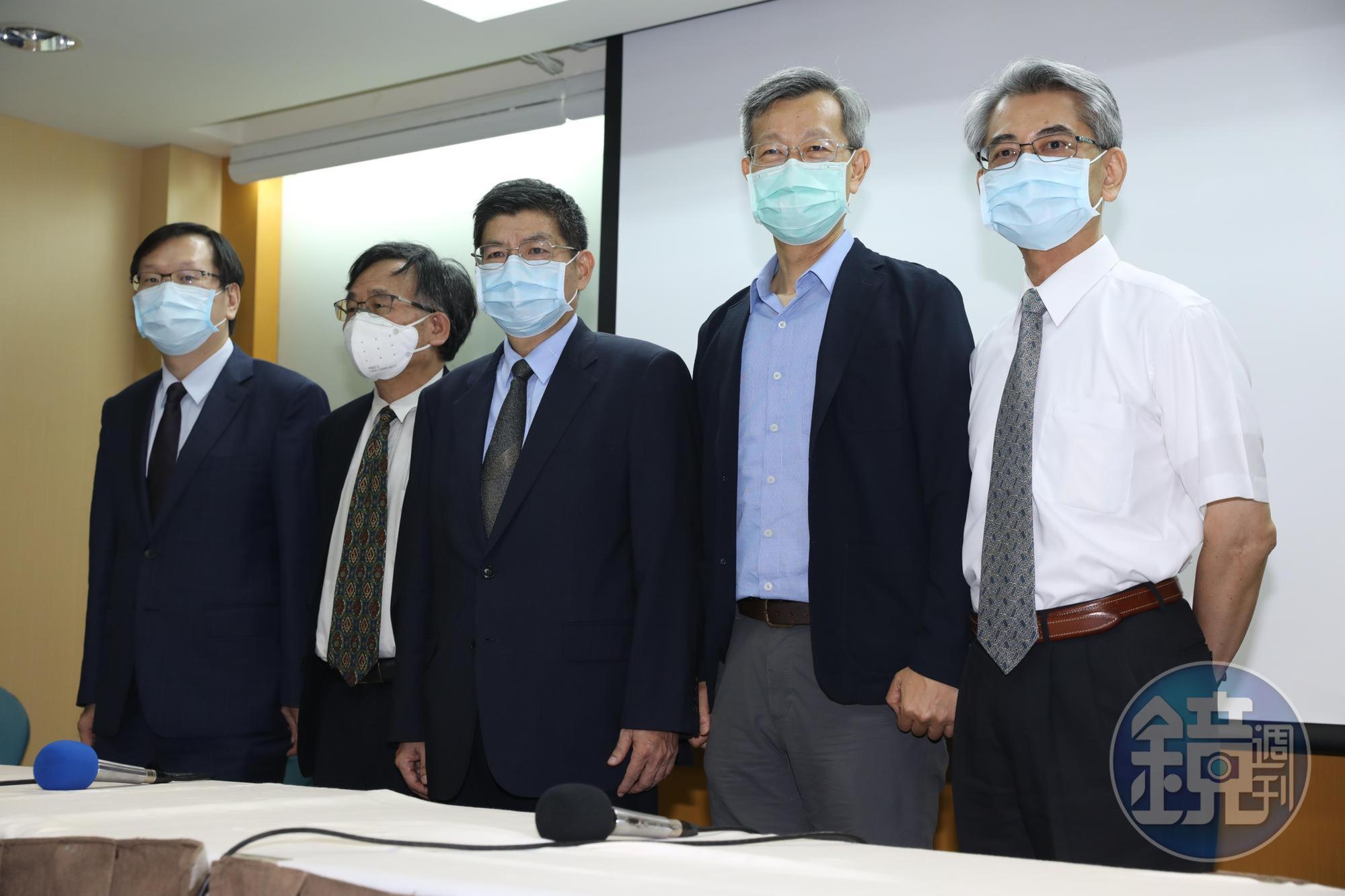 莊人祥（左1）出席彰化萬人血清報告致詞表示，此研究可了解2、3月期間，高危險群感染的狀況，也可以了解台灣這套精準防疫系統漏洞有多大。