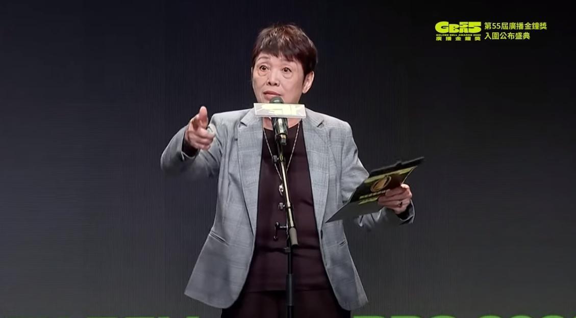 資深廣播人羅小雲發出「吼吼吼」的聲音模仿原住民，引發批評。（翻攝自廣播電視金鐘獎YouTube頻道）