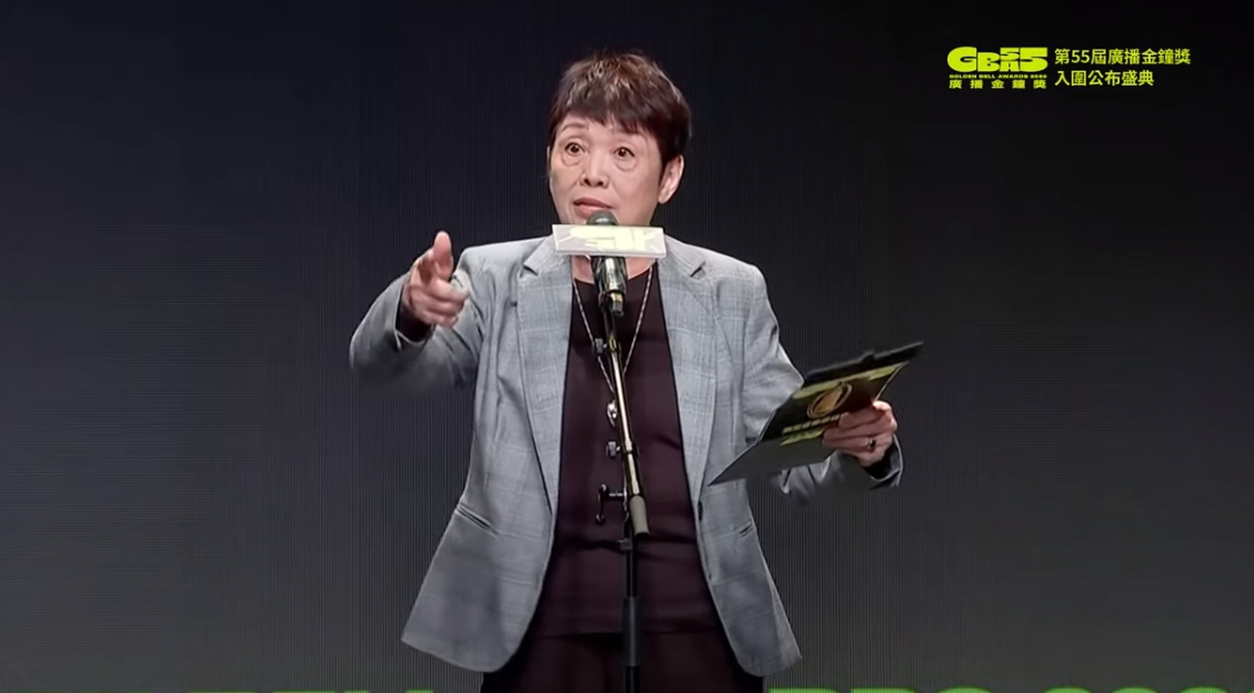 資深廣播人羅小雲發出「吼吼吼」的聲音模仿原住民，引發批評。（翻攝自廣播電視金鐘獎YouTube頻道）