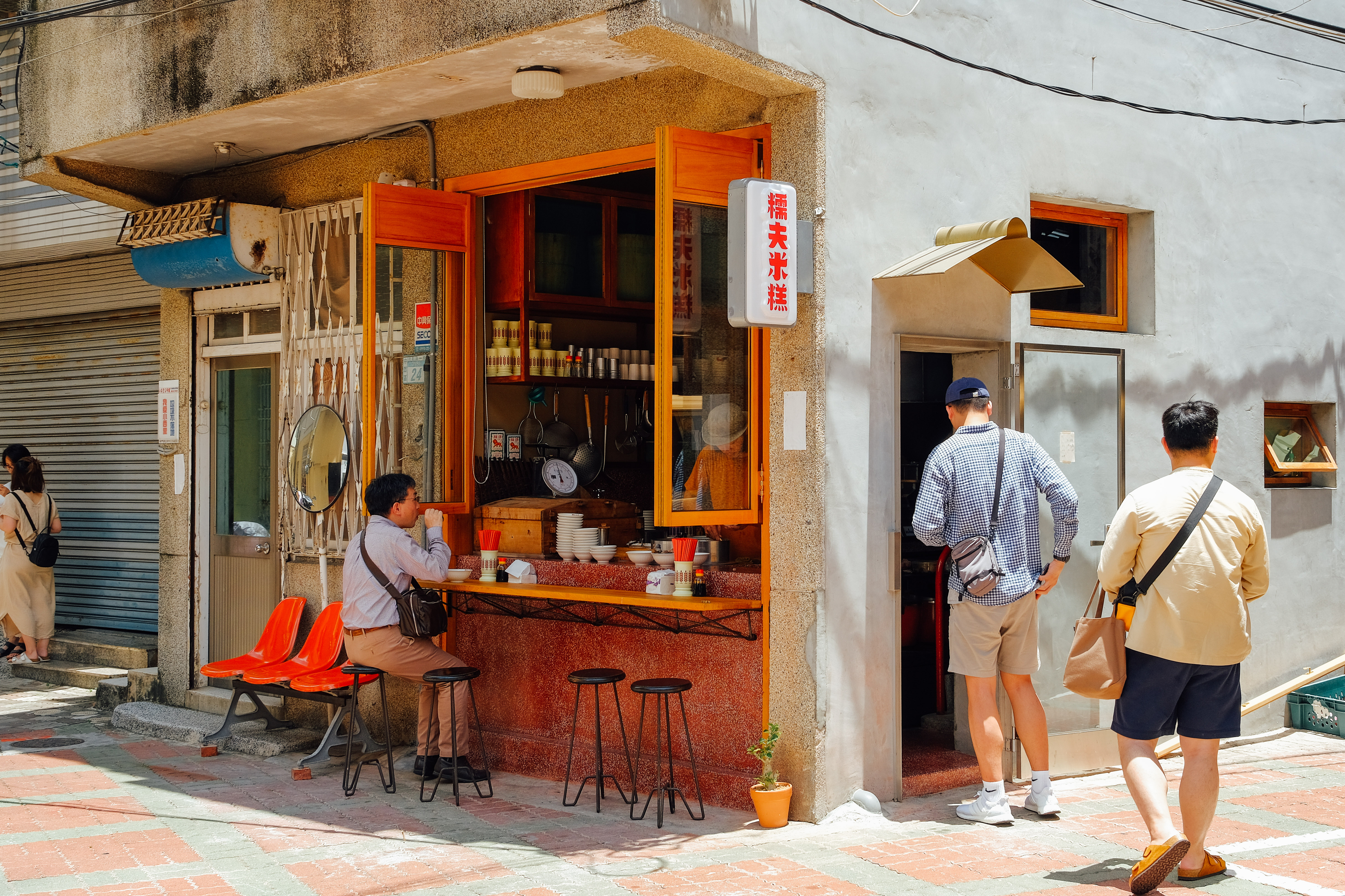 店面不大卻很精緻，櫃台前有4個位子，想坐在這吃，你就要早點來排隊！