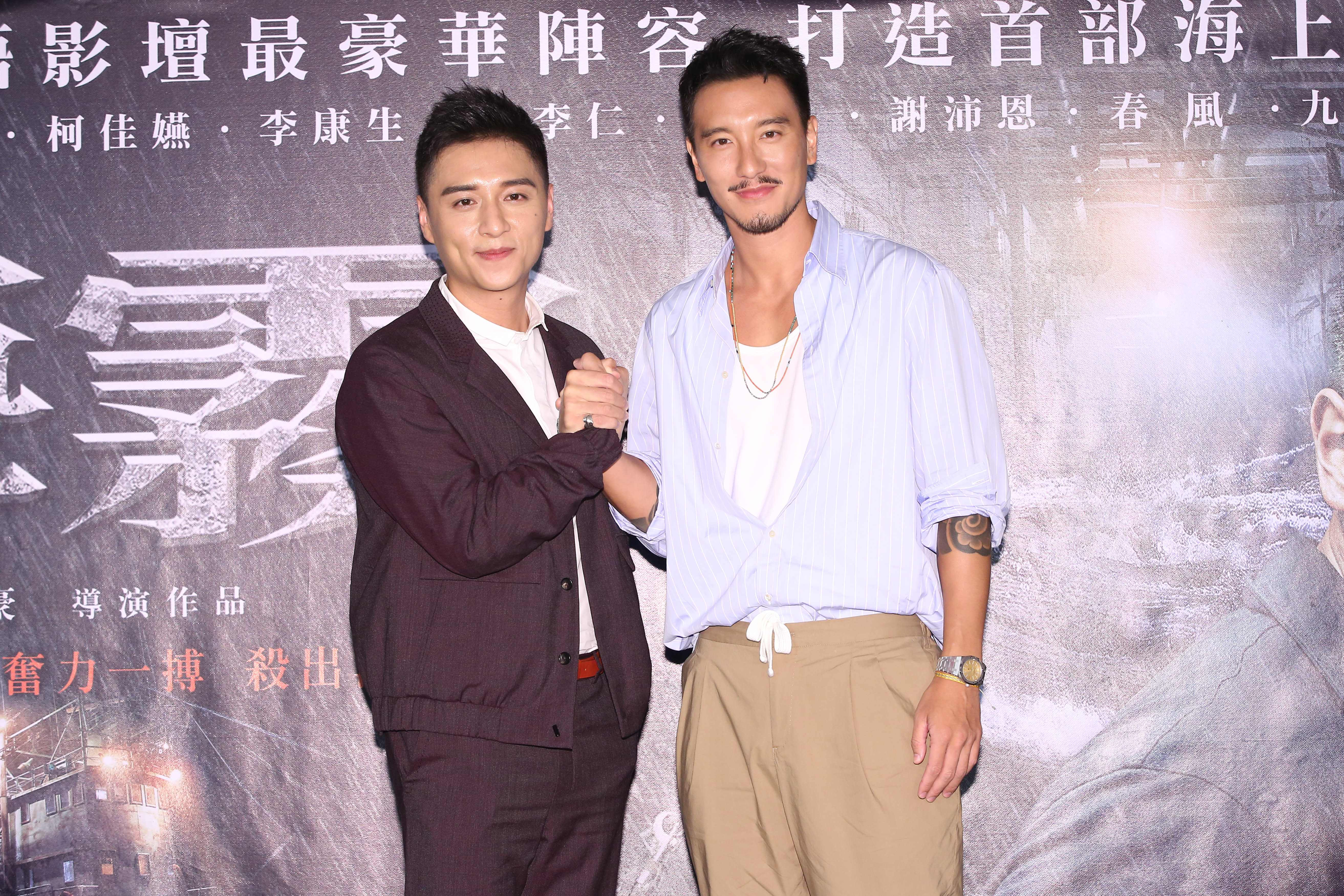 鄭人碩與王陽明兩代《角頭》男主角難得同框，兩人開拍沒兩天就成了好友，收工後常一起喝酒聊天。