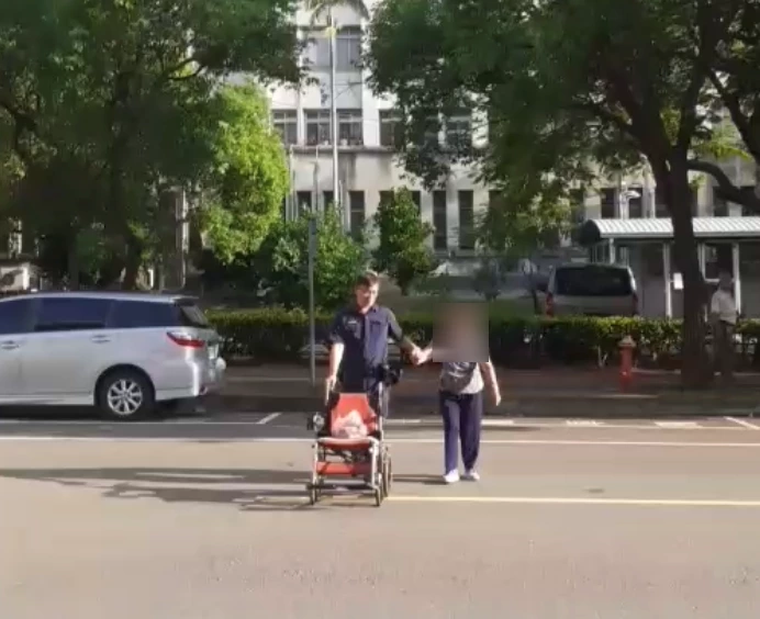 台中警方細心將迷路的高齡阿嬤帶回派出所休息。（翻攝畫面）