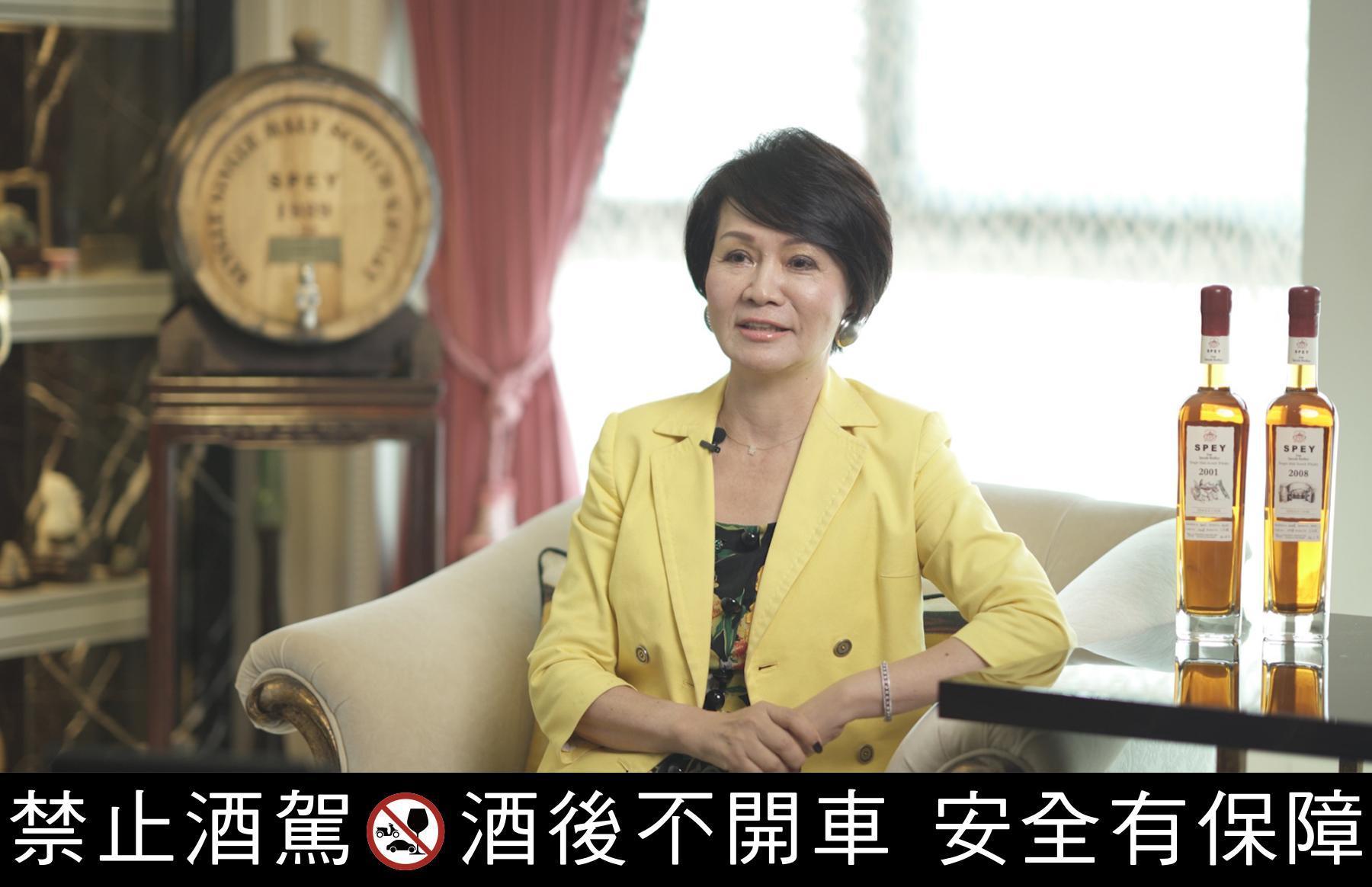 包桶收藏家李美華笑稱，每次聚會大家都愛聽SPEY鬱金香杯清脆的碰杯聲。