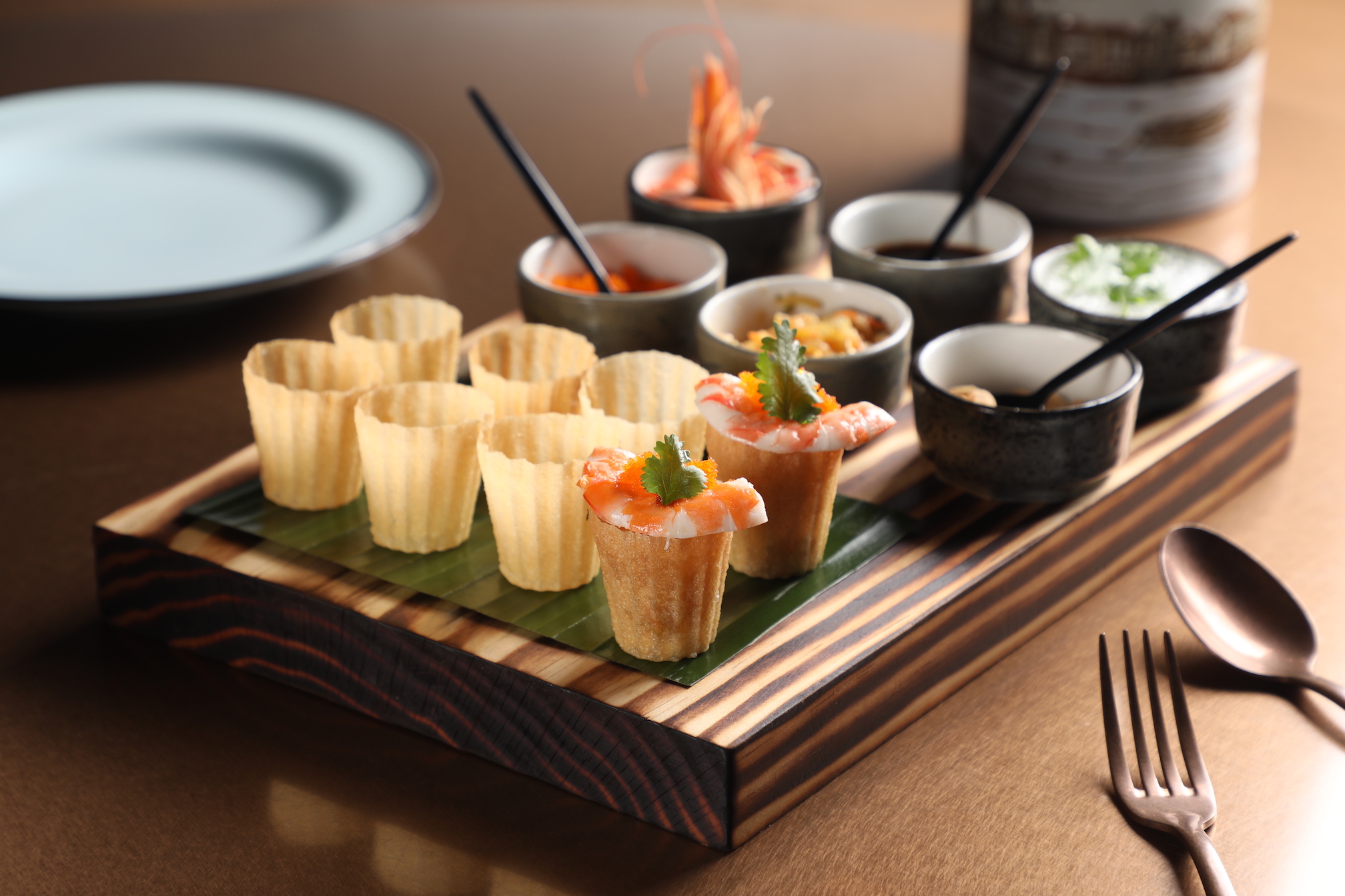 每日限量的「金杯粿」用米漿製作的薄脆餅殼，依個人喜好包入鮮蝦、海蜇皮、花生等。（580元／份）